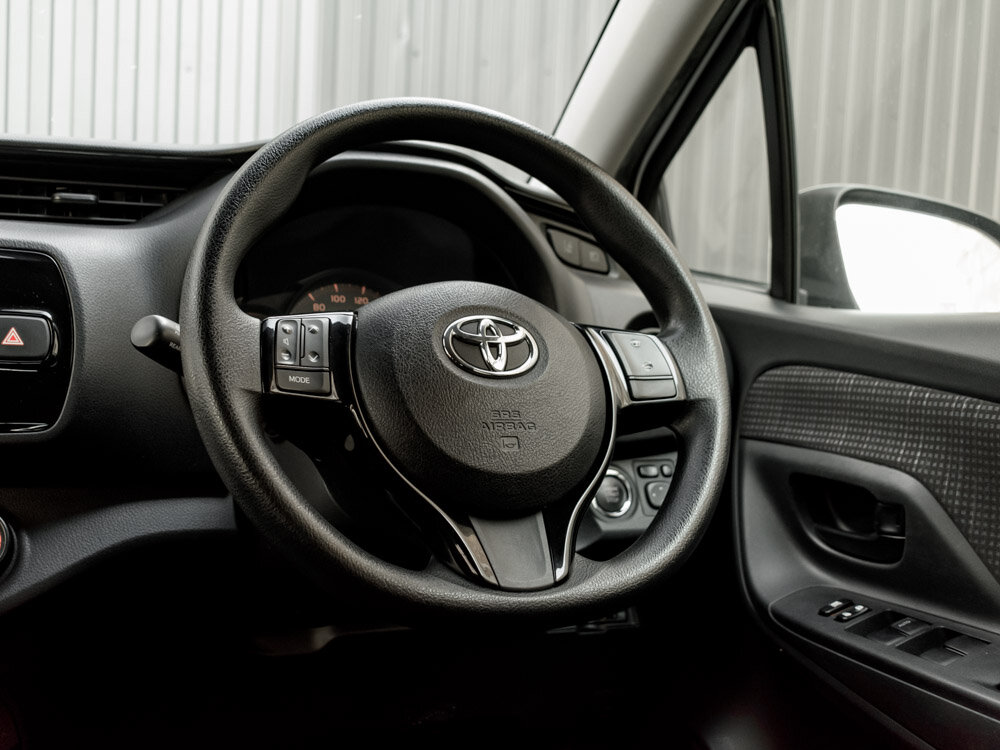 Купить Toyota Vitz 1.0 CVT (69 л.с.), 2019 в Екатеренбурге