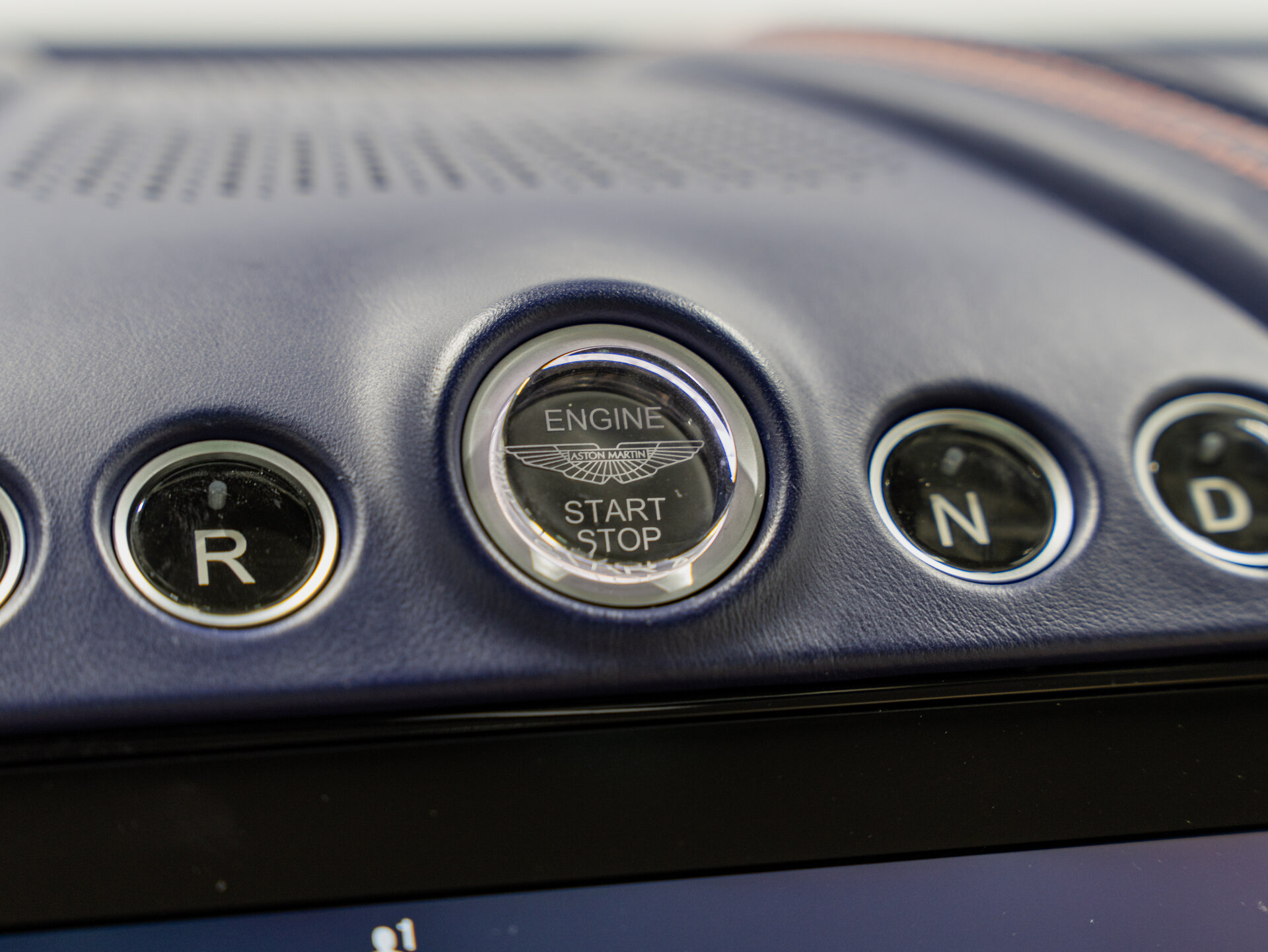 Автомобиль Aston Martin DBX 4.0 AT (550 л.с.) 4WD - 19