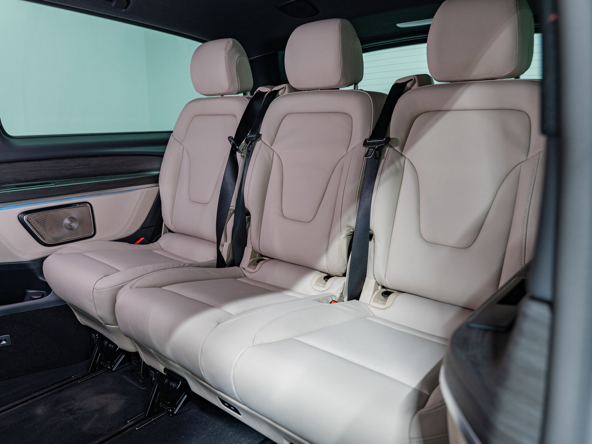 Автомобиль Mercedes-Benz V-Класс 300 d экстра длинный 2.0d AT (237 л.с.) 4WD - 17