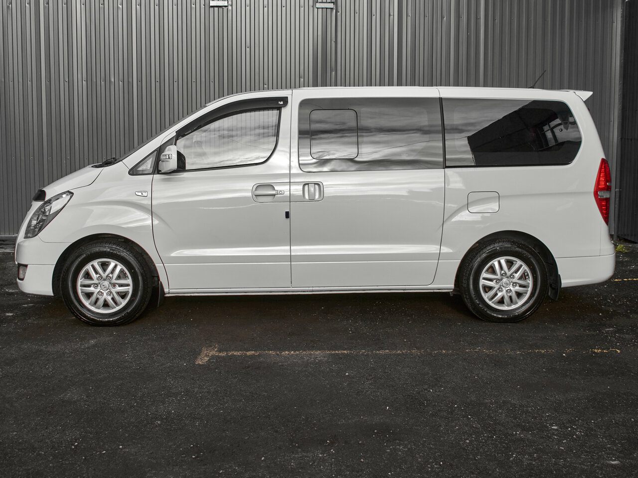 Купить Hyundai Grand Starex 2.5d AT (145 л.с.), 2017 в Екатеренбурге