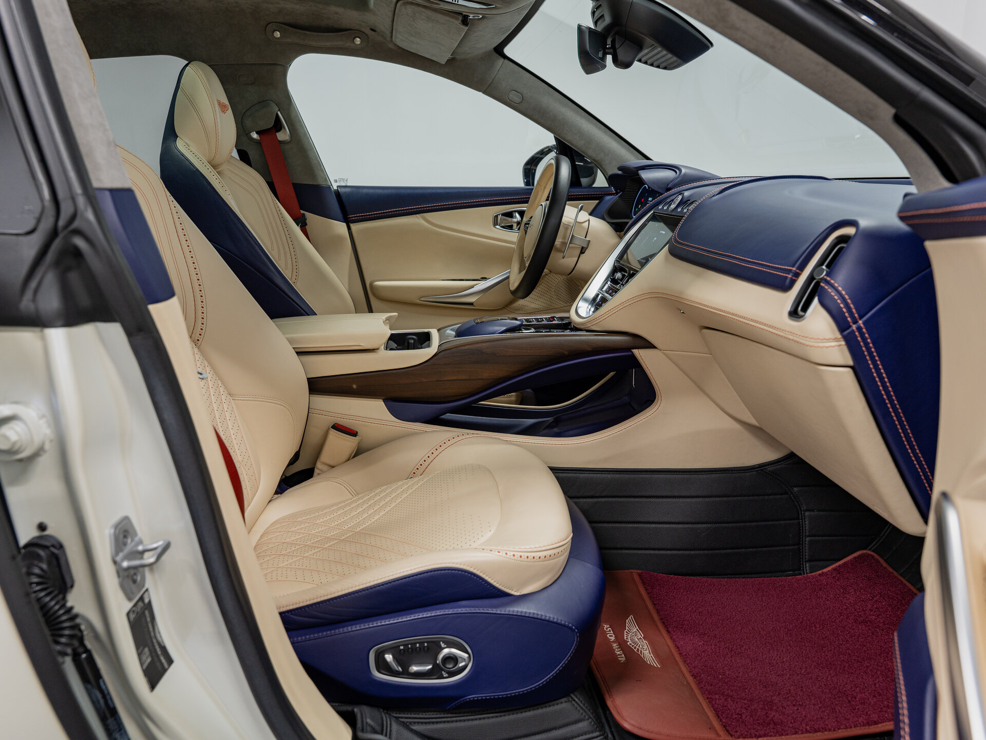 Автомобиль Aston Martin DBX 4.0 AT (550 л.с.) 4WD - 14