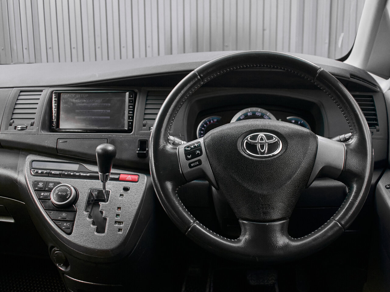 Купить Toyota ISis 1.8 CVT (144 л.с.), 2010 в Екатеренбурге