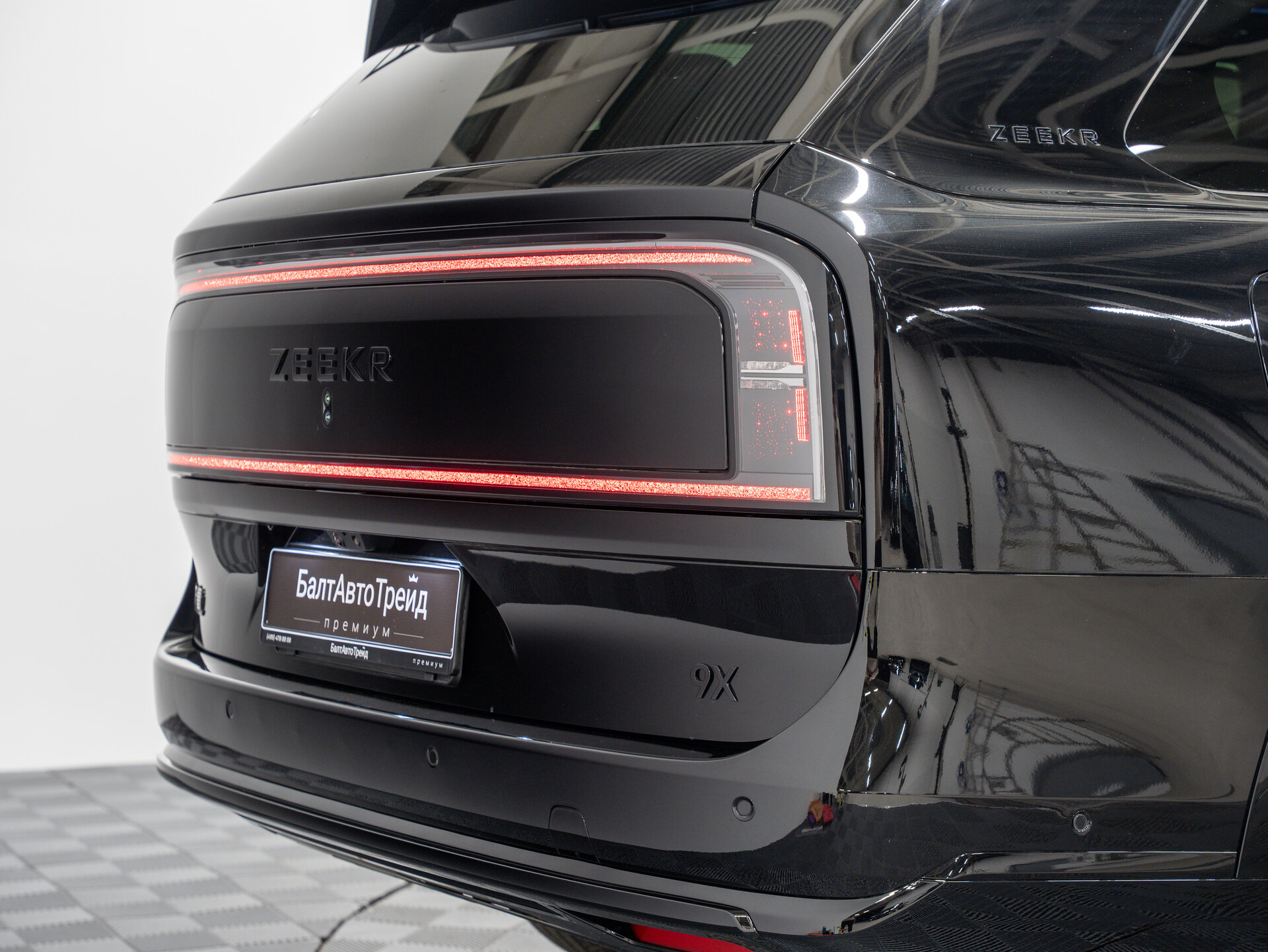 Автомобиль Zeekr 9X 70 kWh 2.0hyb AT (1401 л.с.) 4WD - 8