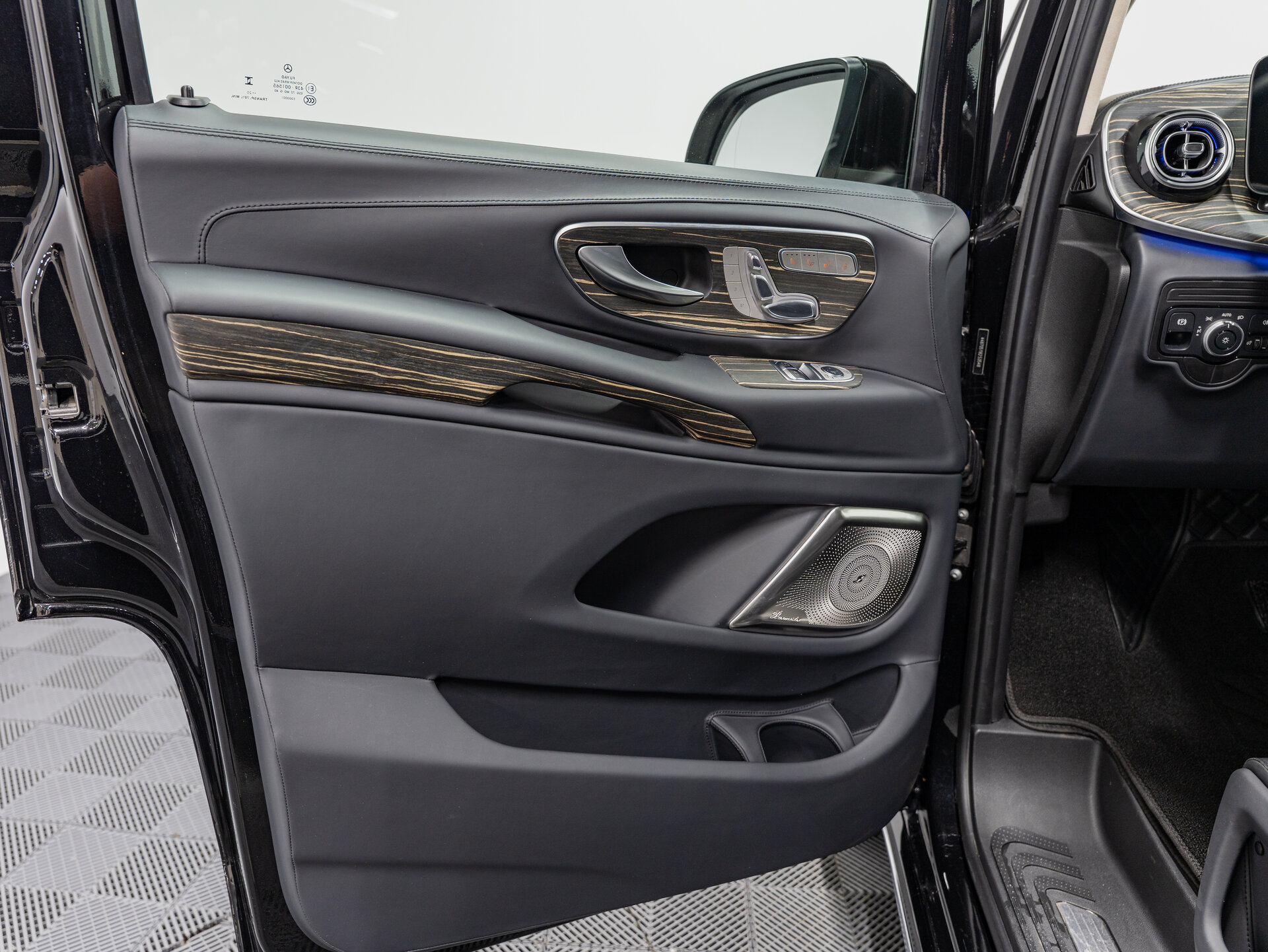 Автомобиль Mercedes-Benz V-Класс 300 экстра длинный 2.0 AT (231 л.с.) - 15