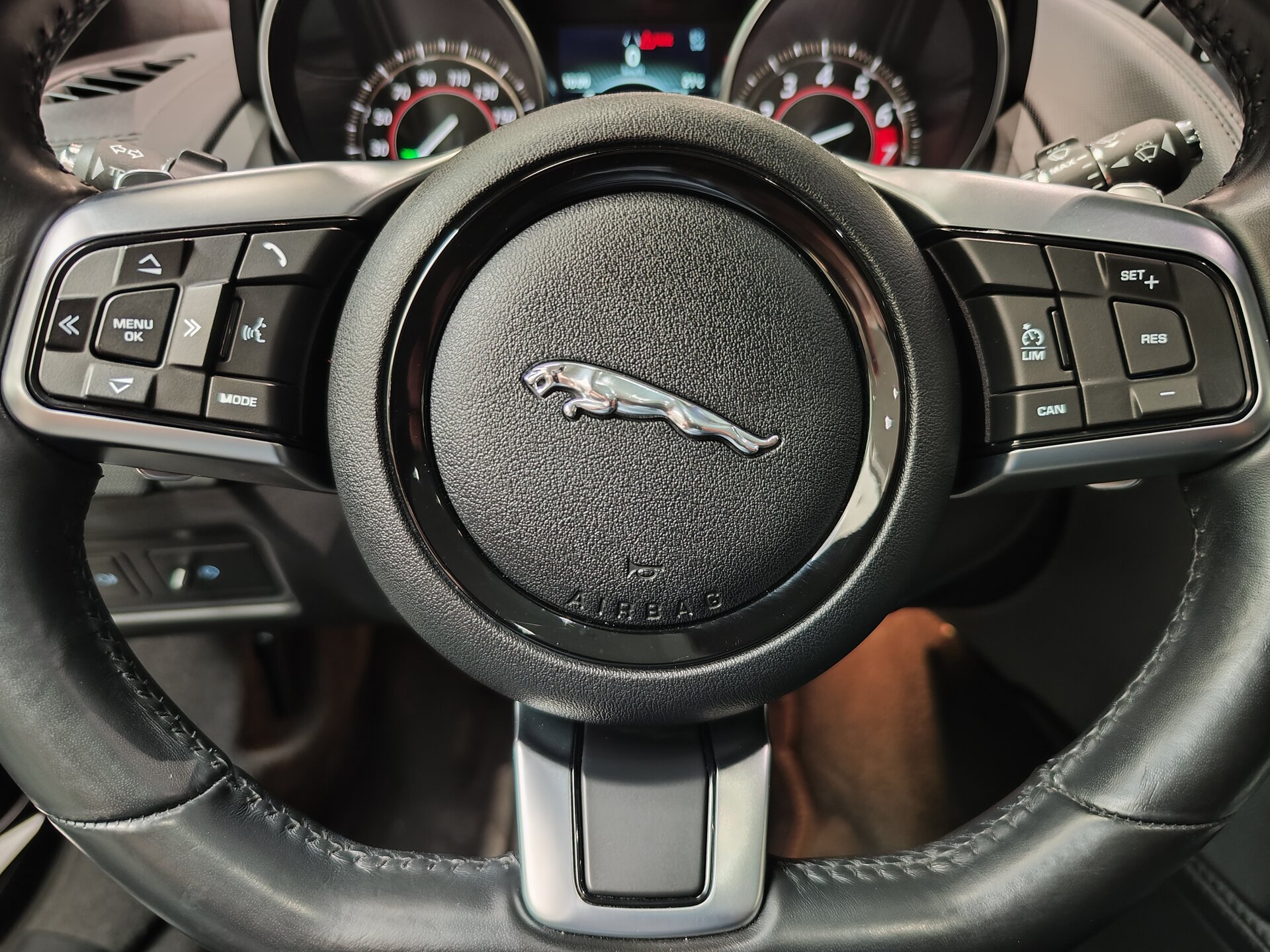 Автомобиль Jaguar F-Type 2.0 AT (300 л.с.) - 15