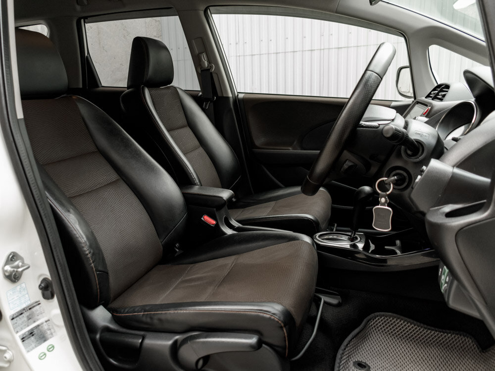 Купить Honda Fit Shuttle 1.3hyb CVT (88 л.с.), 2013 в Екатеренбурге