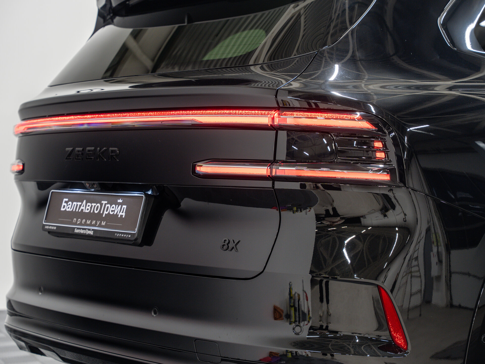 Автомобиль Zeekr 8X 70 kWh 2.0hyb AT (898 л.с.) 4WD - 8
