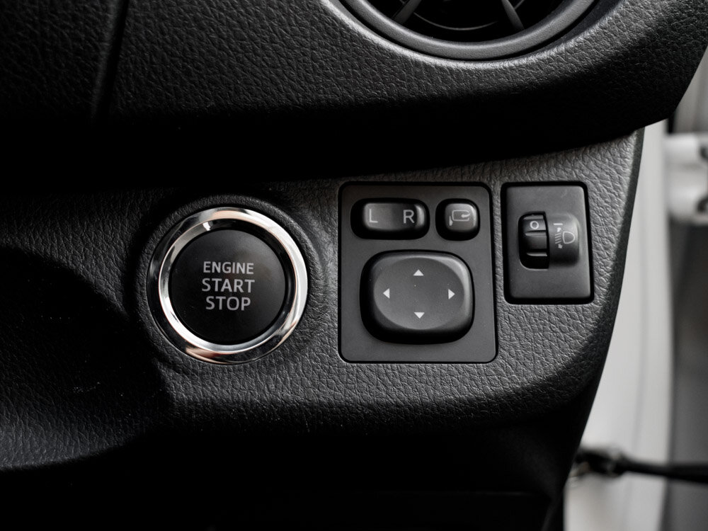 Купить Toyota Vitz 1.0 CVT (69 л.с.), 2019 в Екатеренбурге