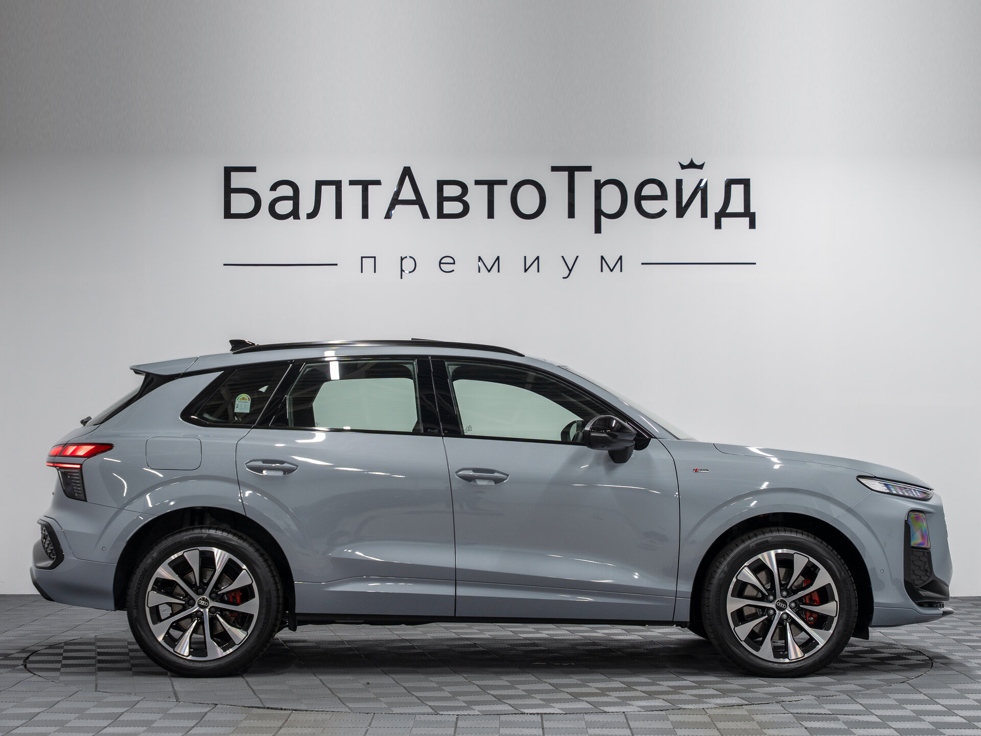 Автомобиль Audi Q3 TFSI 2.0 AMT (258 л.с.) 4WD - 6