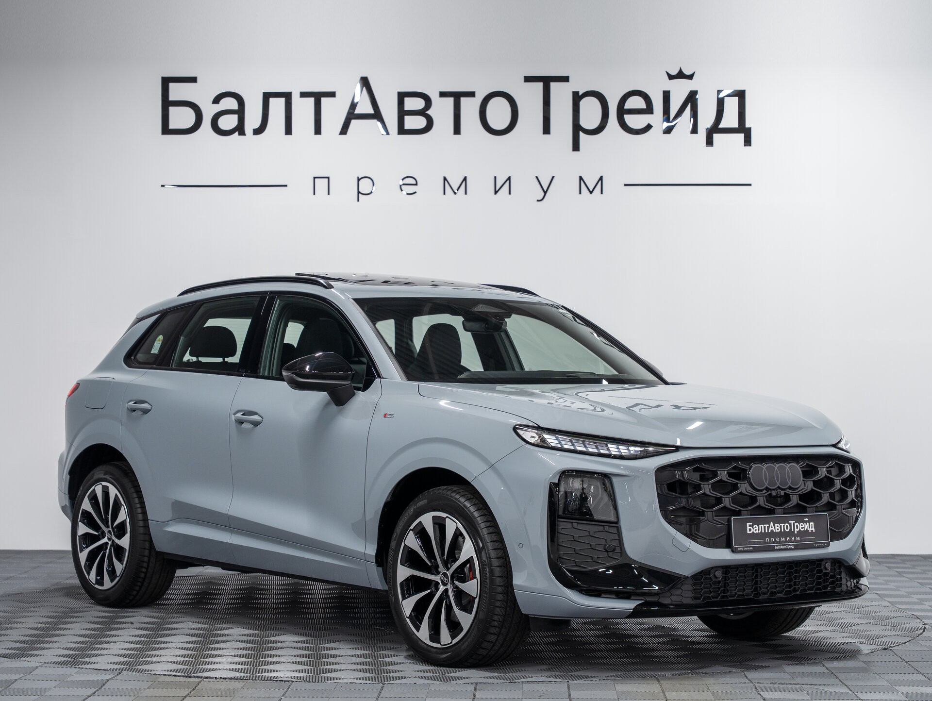 Автомобиль Audi Q3 TFSI 2.0 AMT (258 л.с.) 4WD - 5