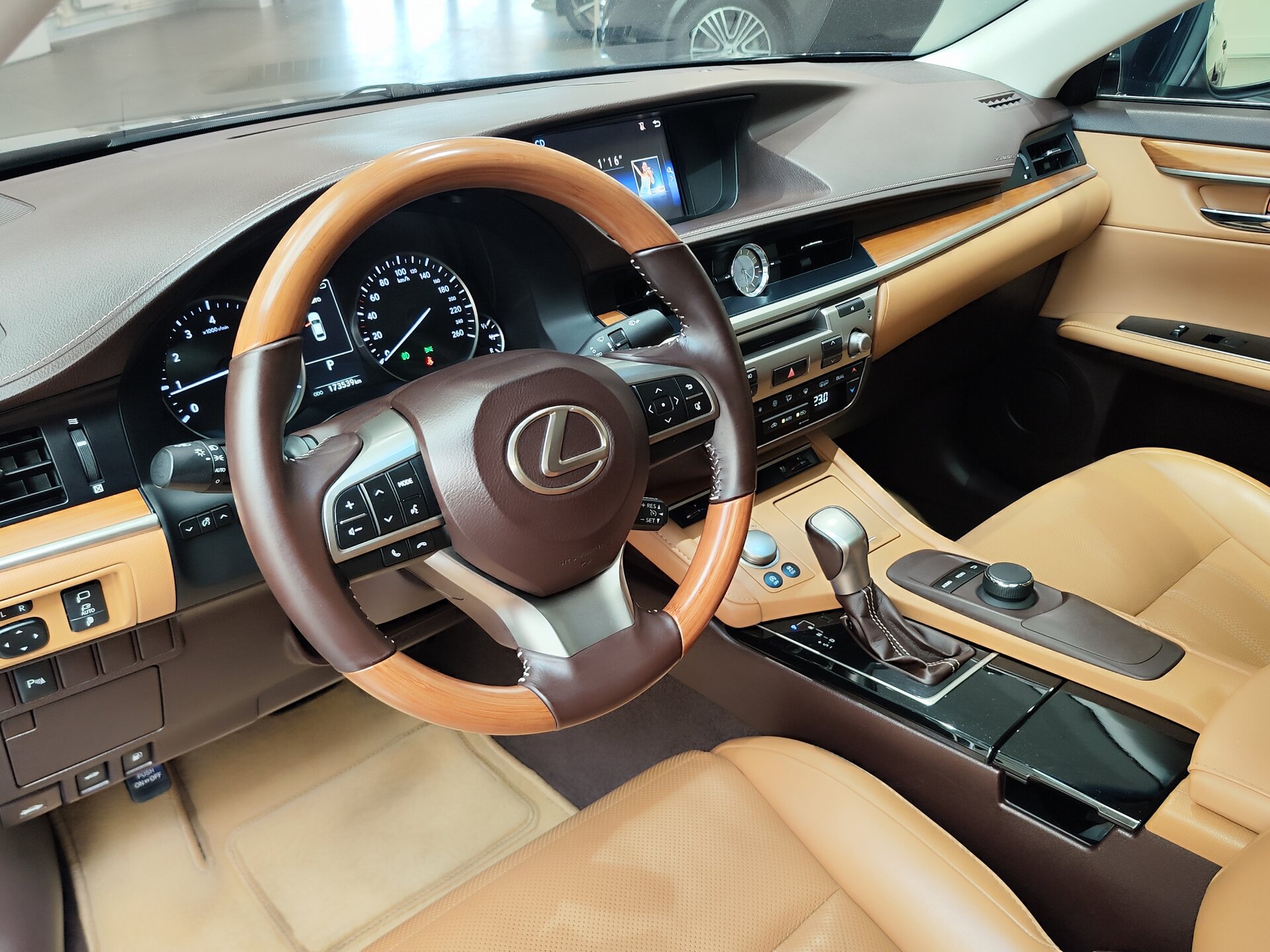 Автомобиль Lexus ES 200 2.0 AT (150 л.с.) - 7