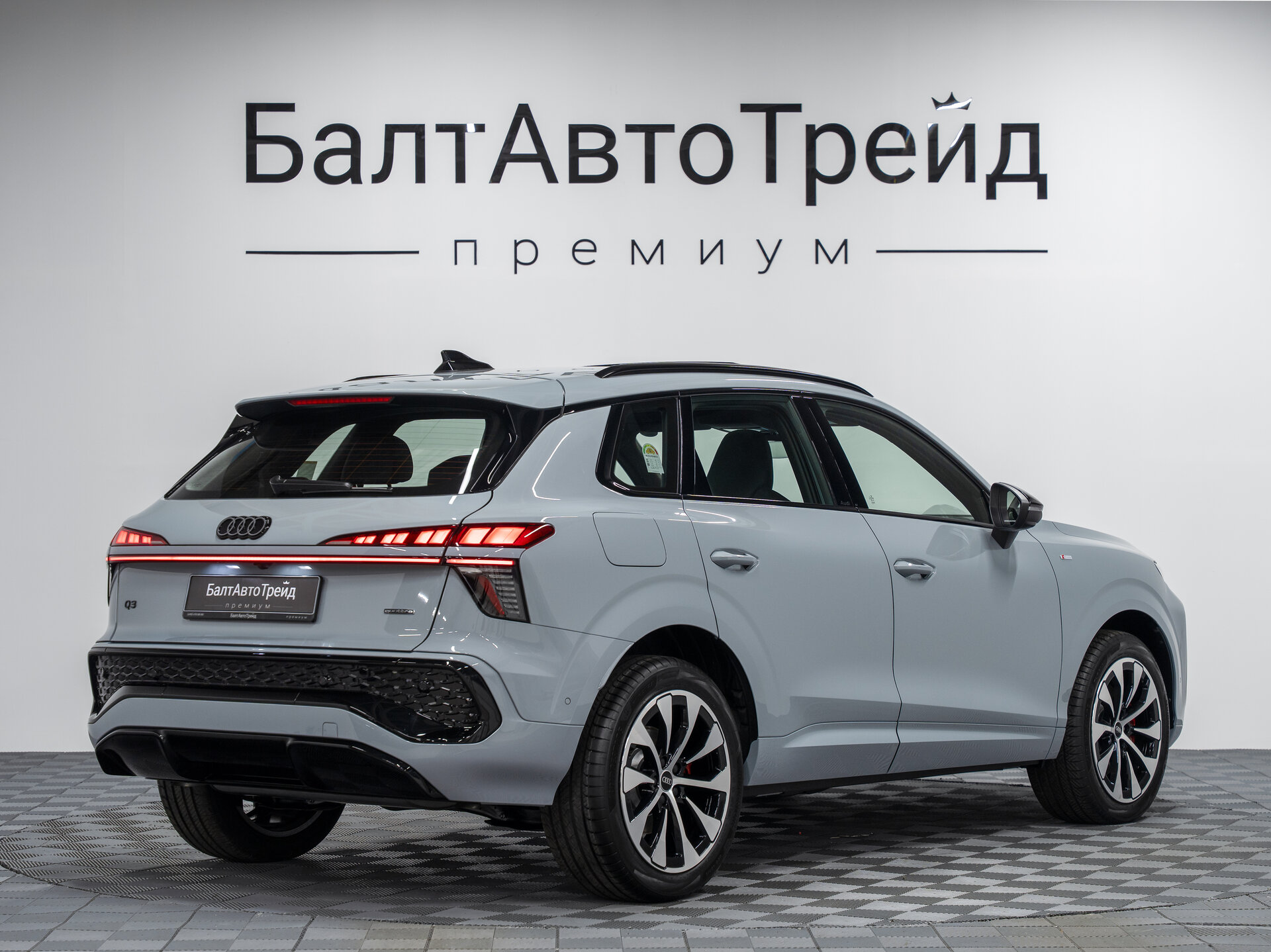 Автомобиль Audi Q3 TFSI 2.0 AMT (258 л.с.) 4WD - 7