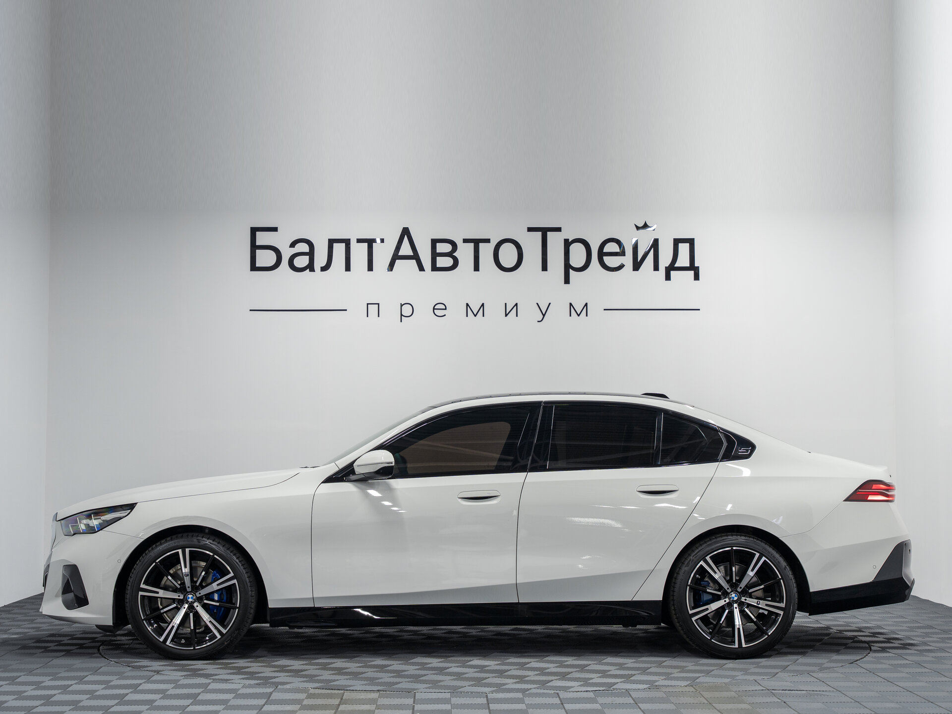 Автомобиль BMW 5 серии 530i xDrive 2.0 AT (258 л.с.) 4WD - 11
