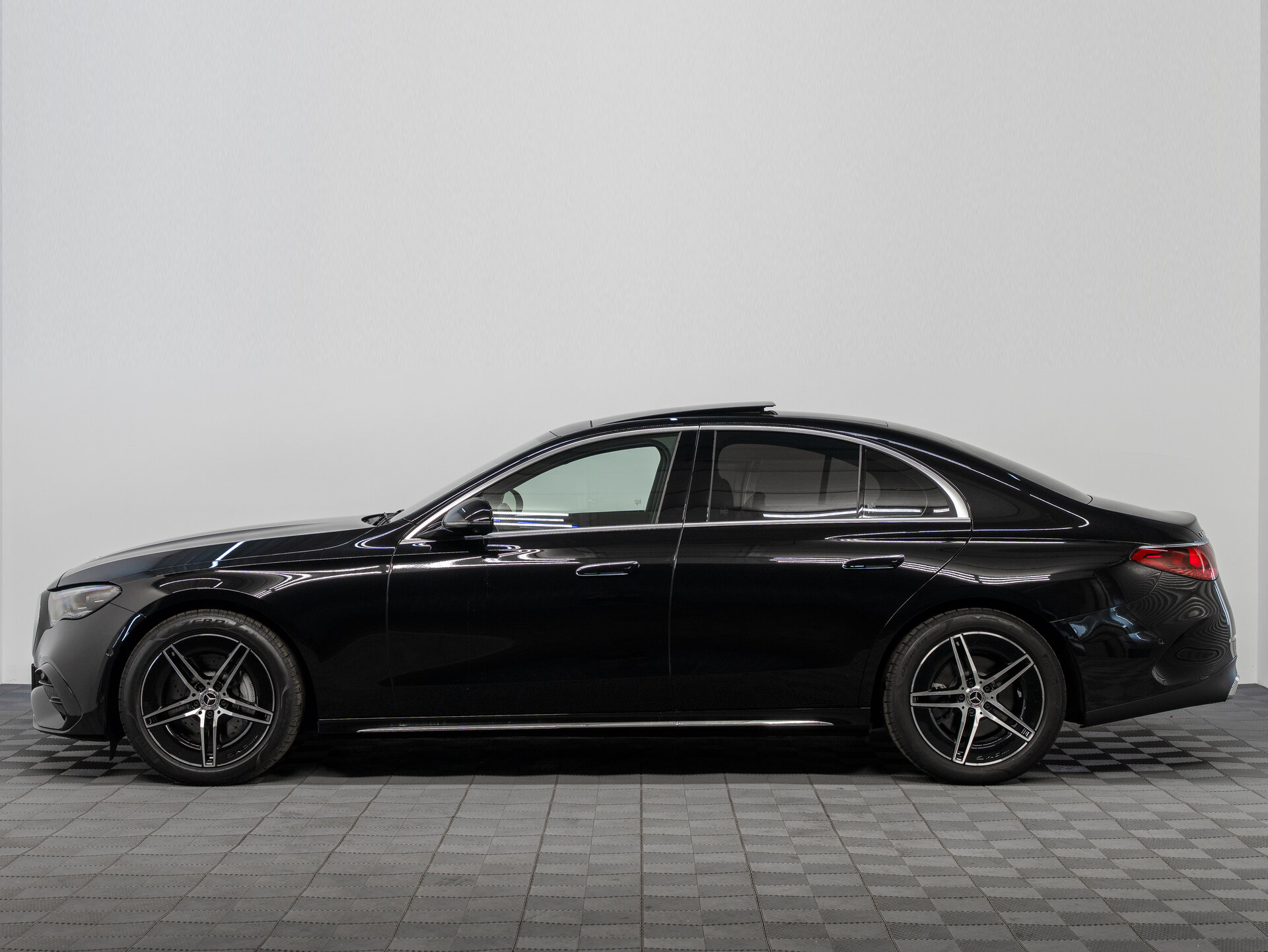 Автомобиль Mercedes-Benz E-Класс 300 2.0 AT (258 л.с.) 4WD - 8