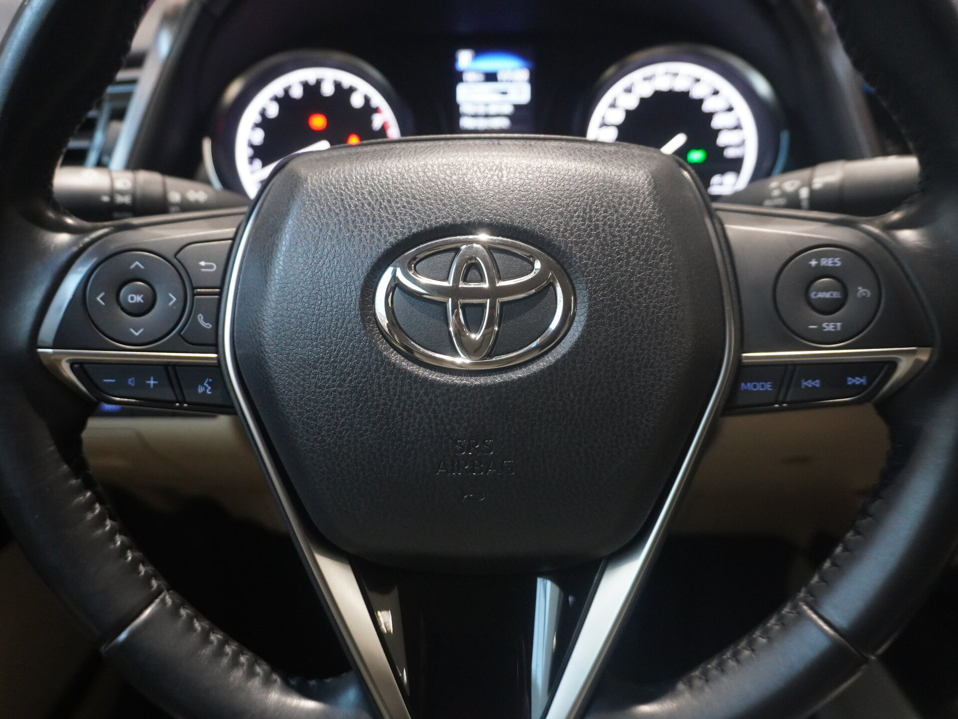 Автомобиль Toyota Camry 2.5 AT (200 л.с.) - 16