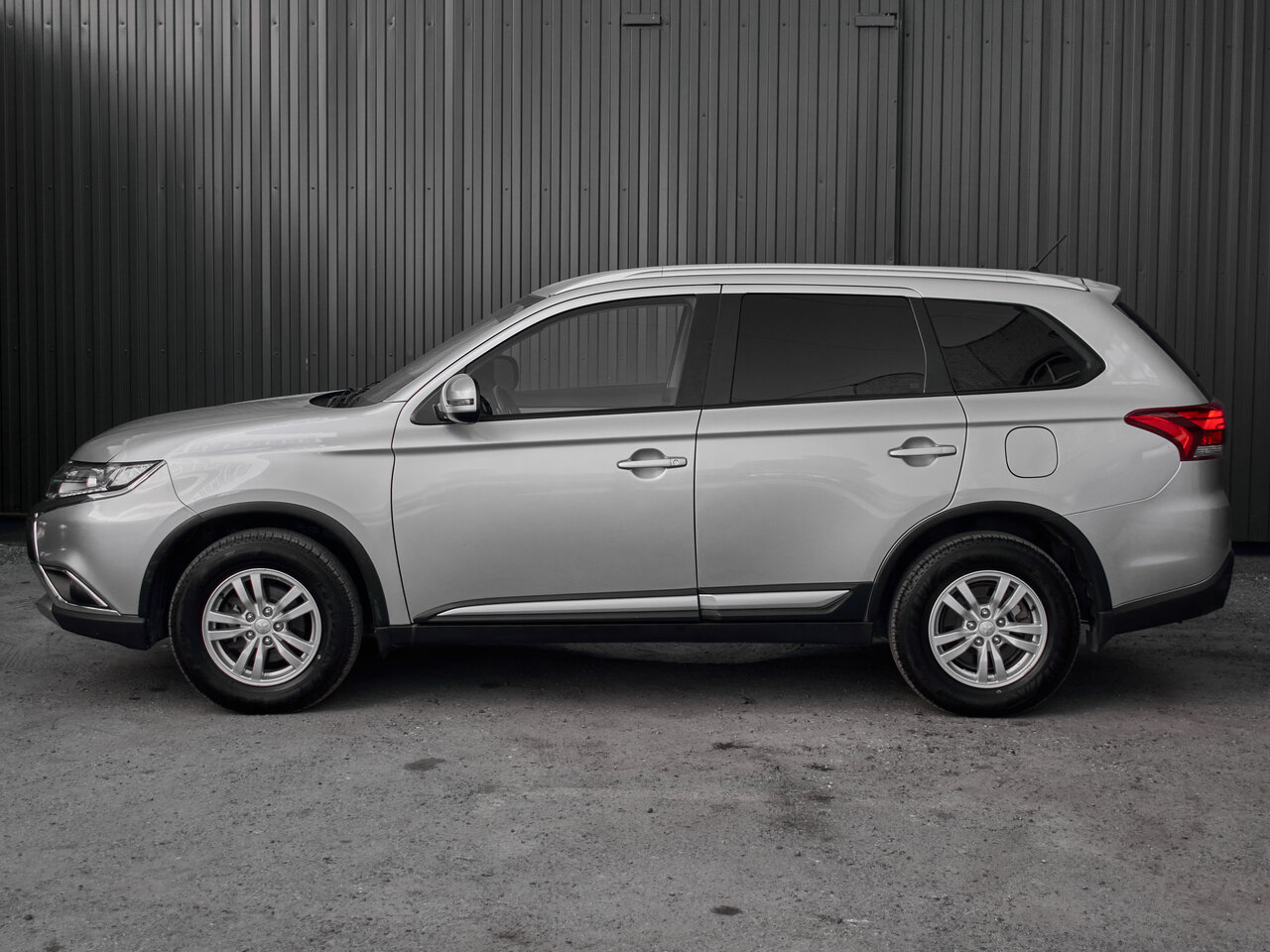 Купить Mitsubishi Outlander 2.0 CVT (146 л.с.) 4WD, 2016 в Екатеренбурге