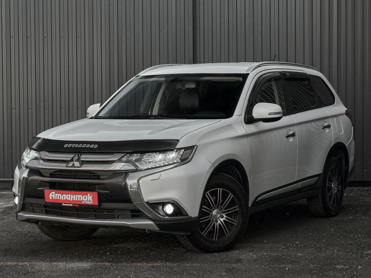 Купить Mitsubishi Outlander 2.4 CVT (167 л.с.) 4WD, 2015 в Екатеренбурге