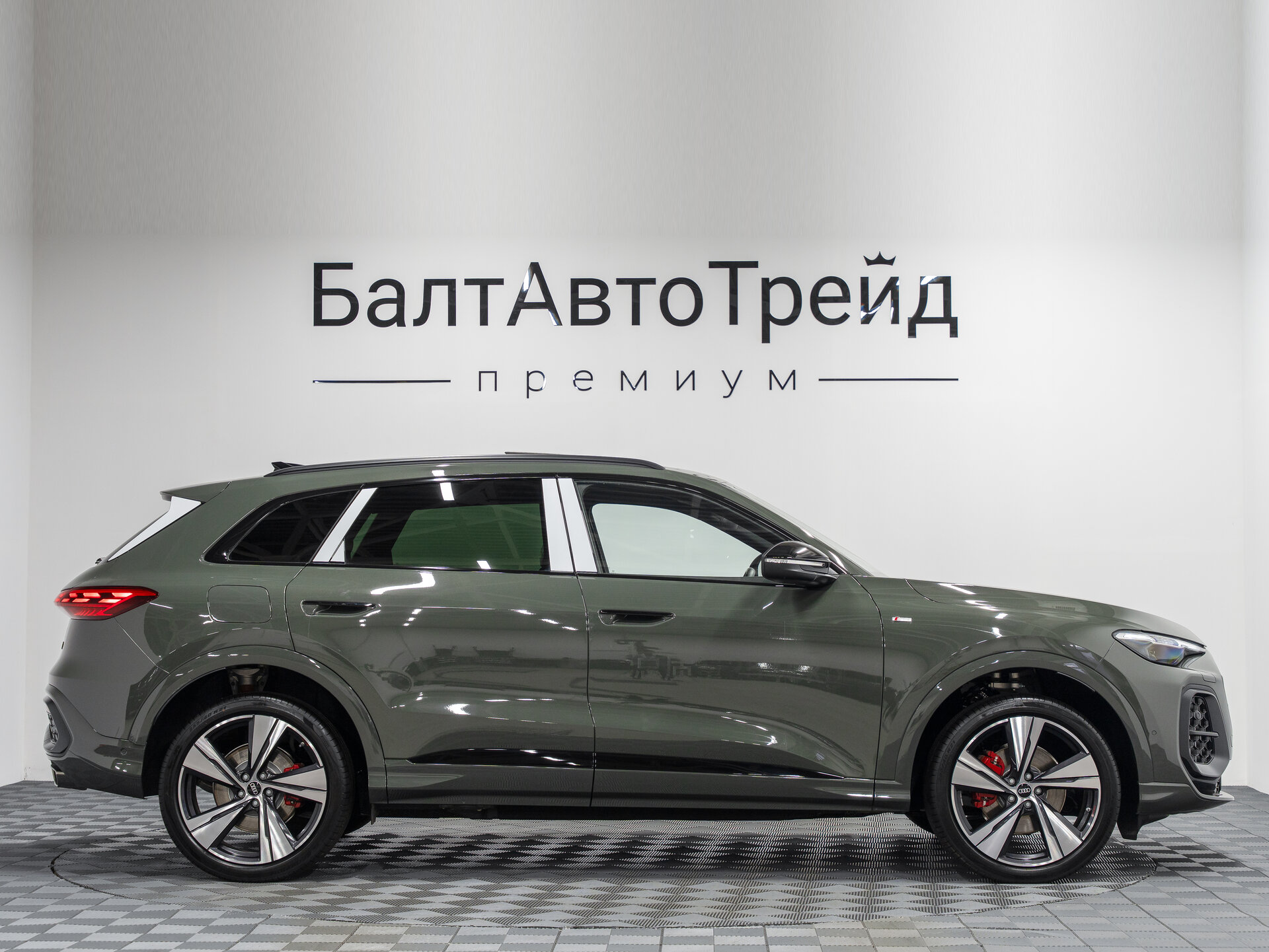 Автомобиль Audi Q5 L 2.0 AMT (272 л.с.) 4WD - 6