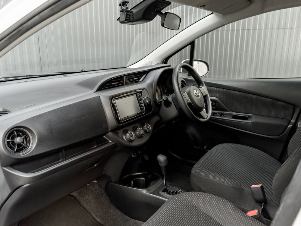 Купить Toyota Vitz 1.0 CVT (69 л.с.), 2019 в Екатеренбурге