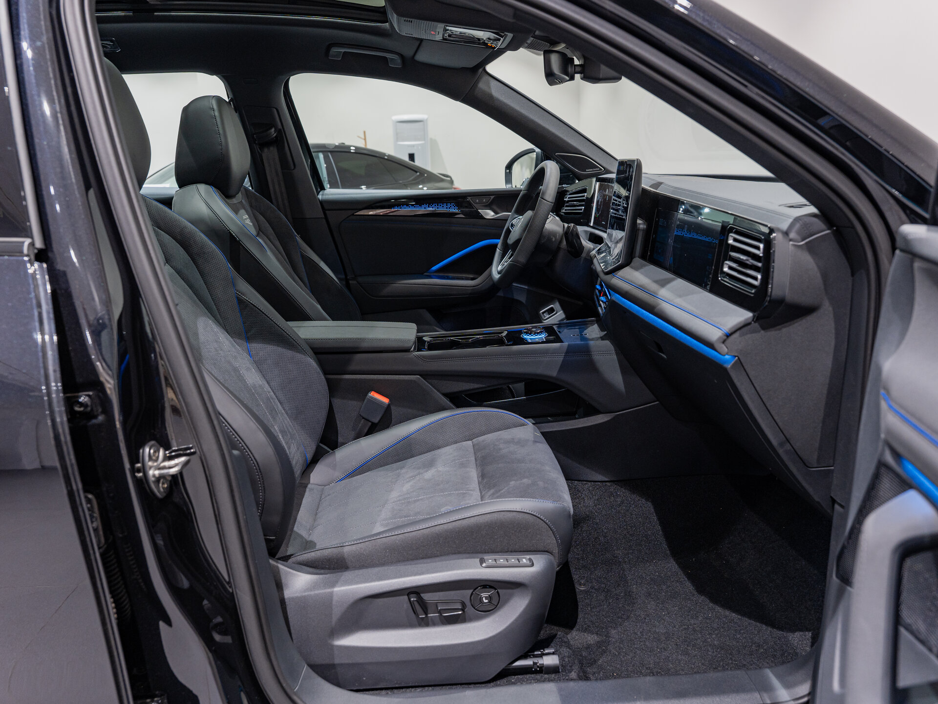 Автомобиль Volkswagen Tiguan L Pro 2.0 AMT (220 л.с.) 4WD - 10