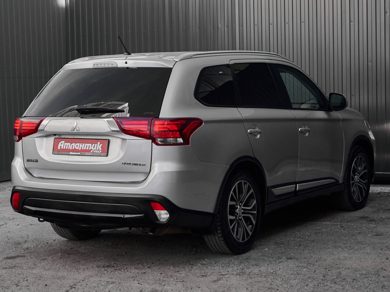 Купить Mitsubishi Outlander 2.4 CVT (167 л.с.) 4WD, 2016 в Екатеренбурге