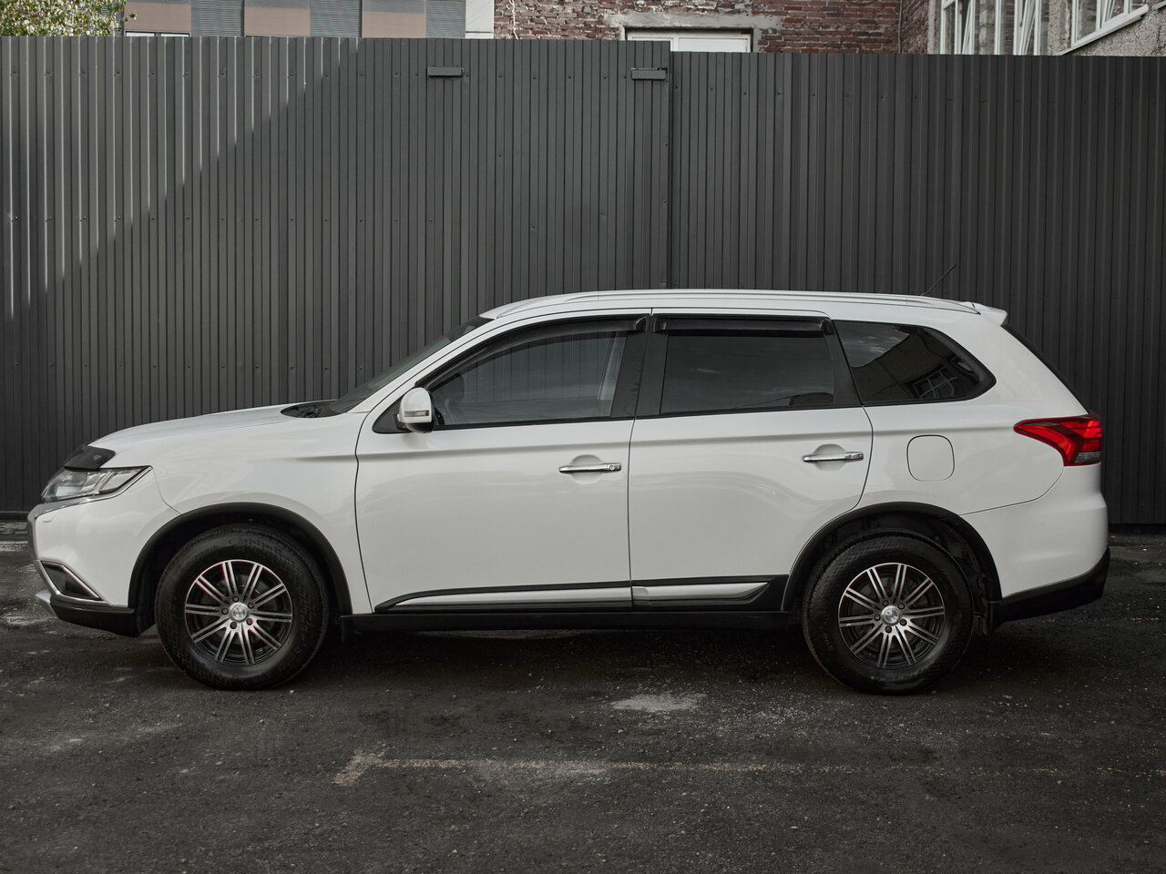 Купить Mitsubishi Outlander 2.4 CVT (167 л.с.) 4WD, 2015 в Екатеренбурге