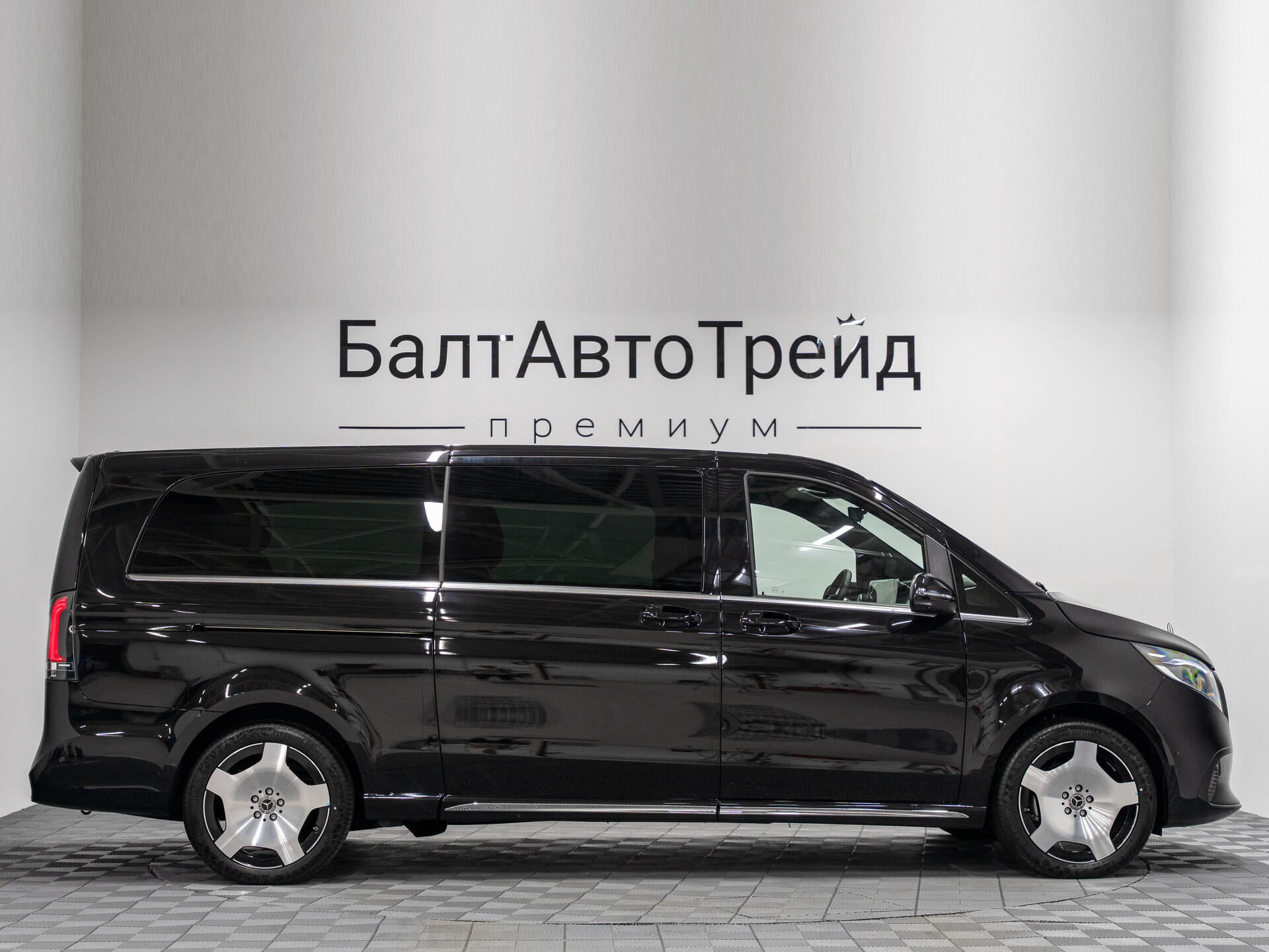 Автомобиль Mercedes-Benz V-Класс 300 d экстра длинный 2.0d AT (237 л.с.) 4WD - 6