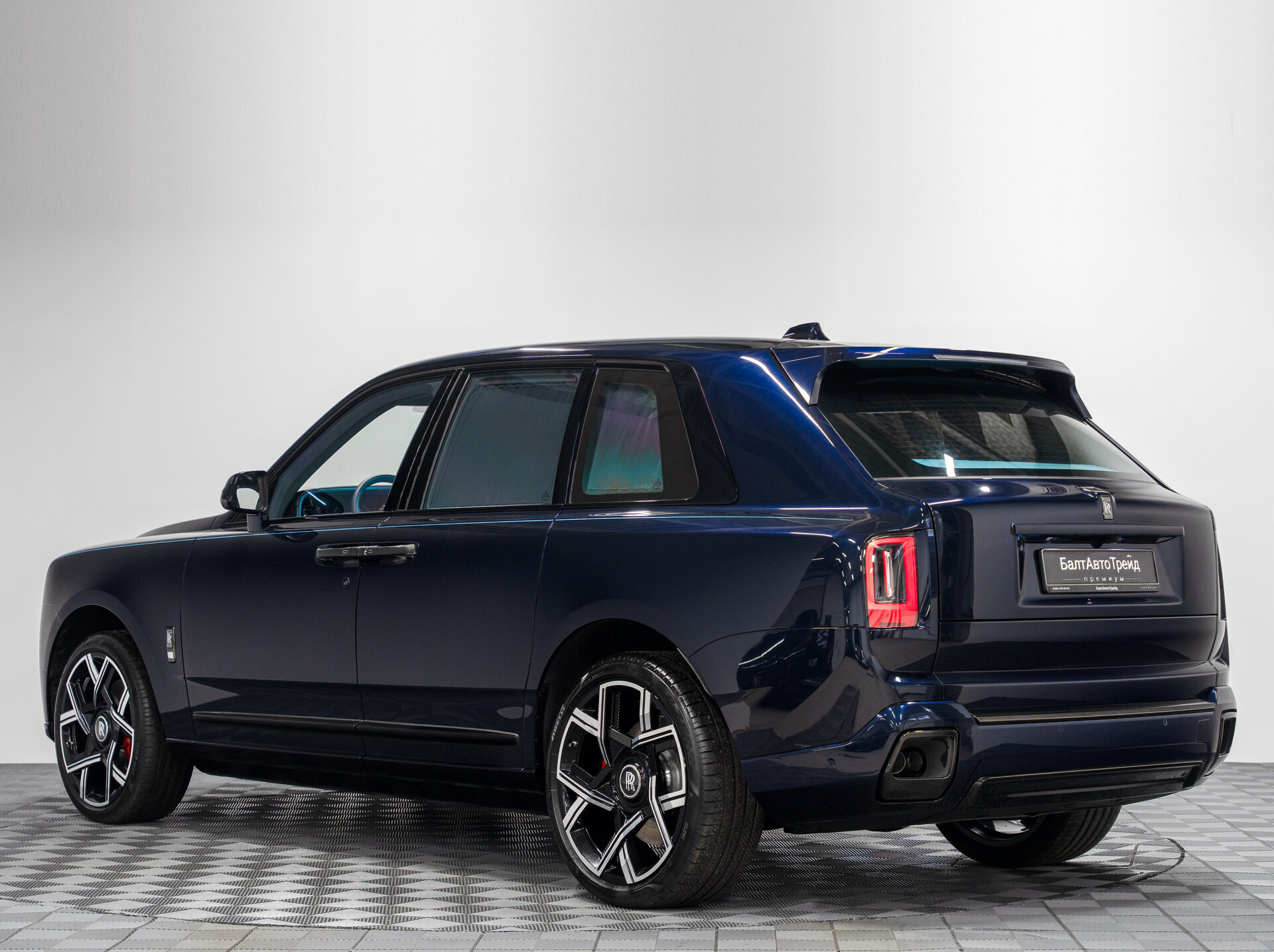 Автомобиль Rolls-Royce Cullinan Black Badge 6.8 AT (600 л.с.) 4WD - 10