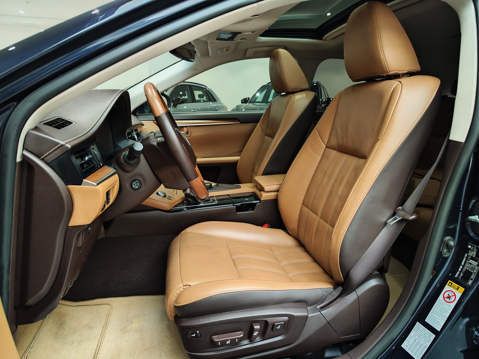 Автомобиль Lexus ES 200 2.0 AT (150 л.с.) - 8