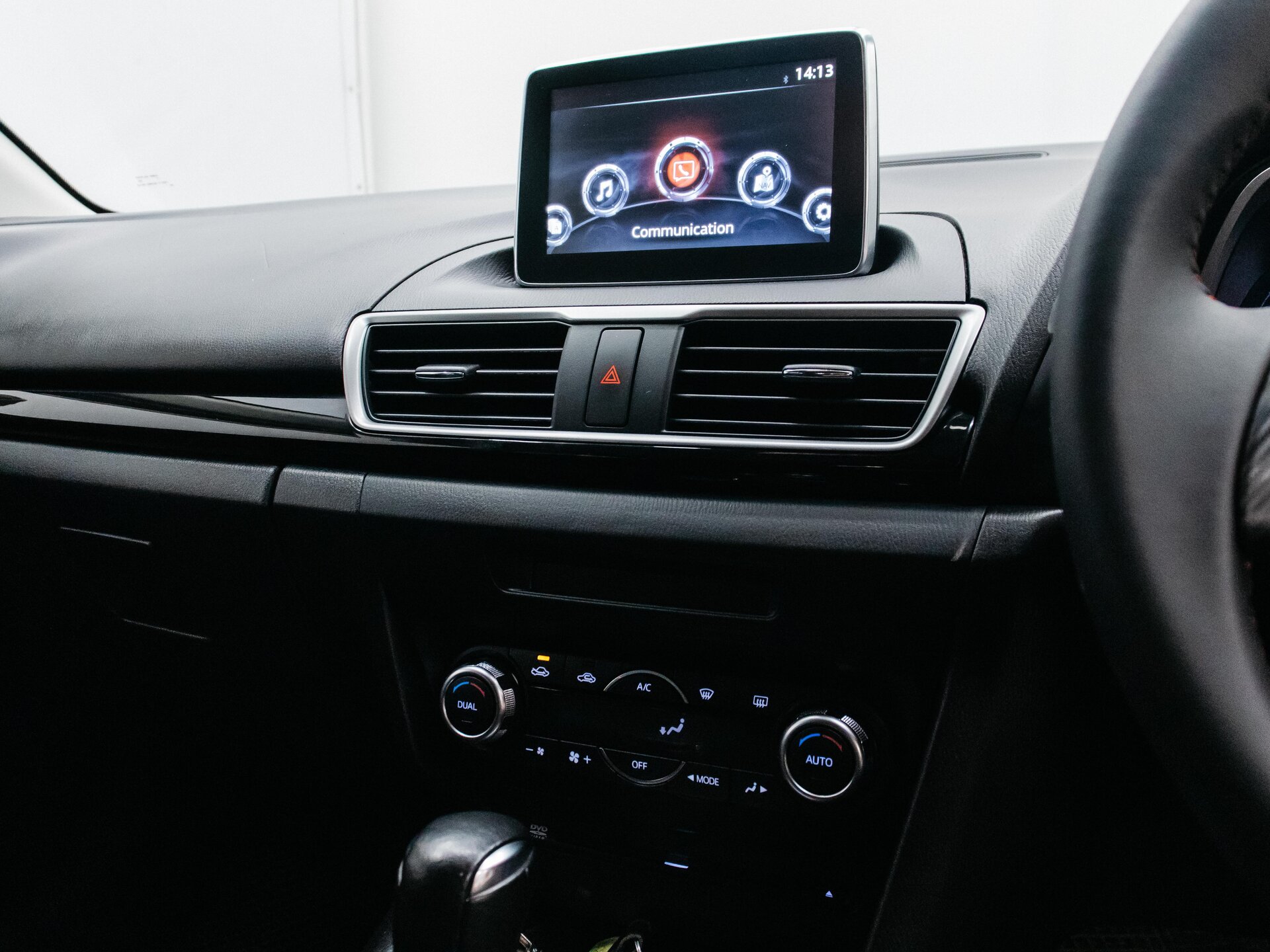 Mazda Axela 2015 21