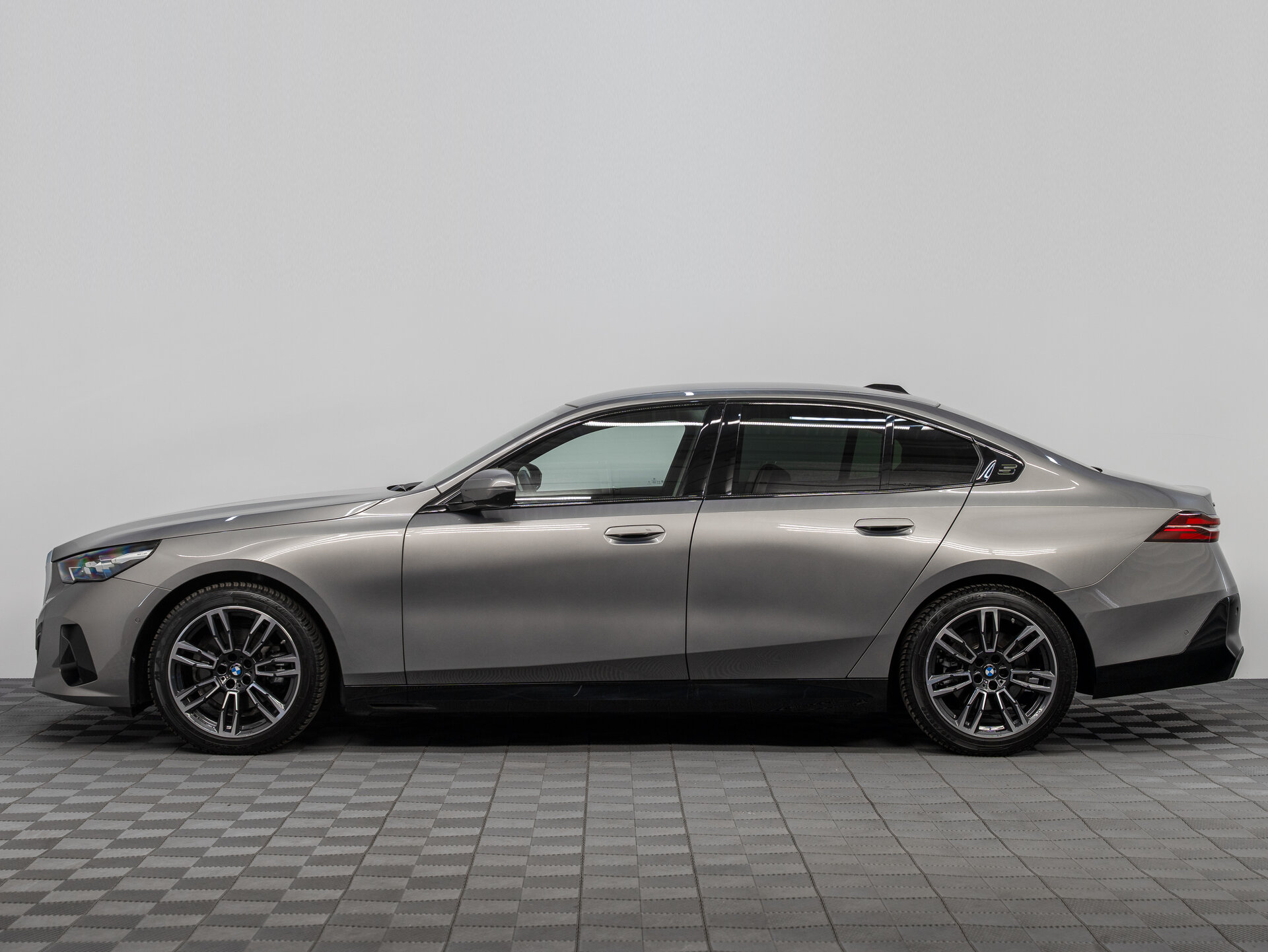 Автомобиль BMW 5 серии 520d xDrive 2.0d AT (197 л.с.) 4WD - 6