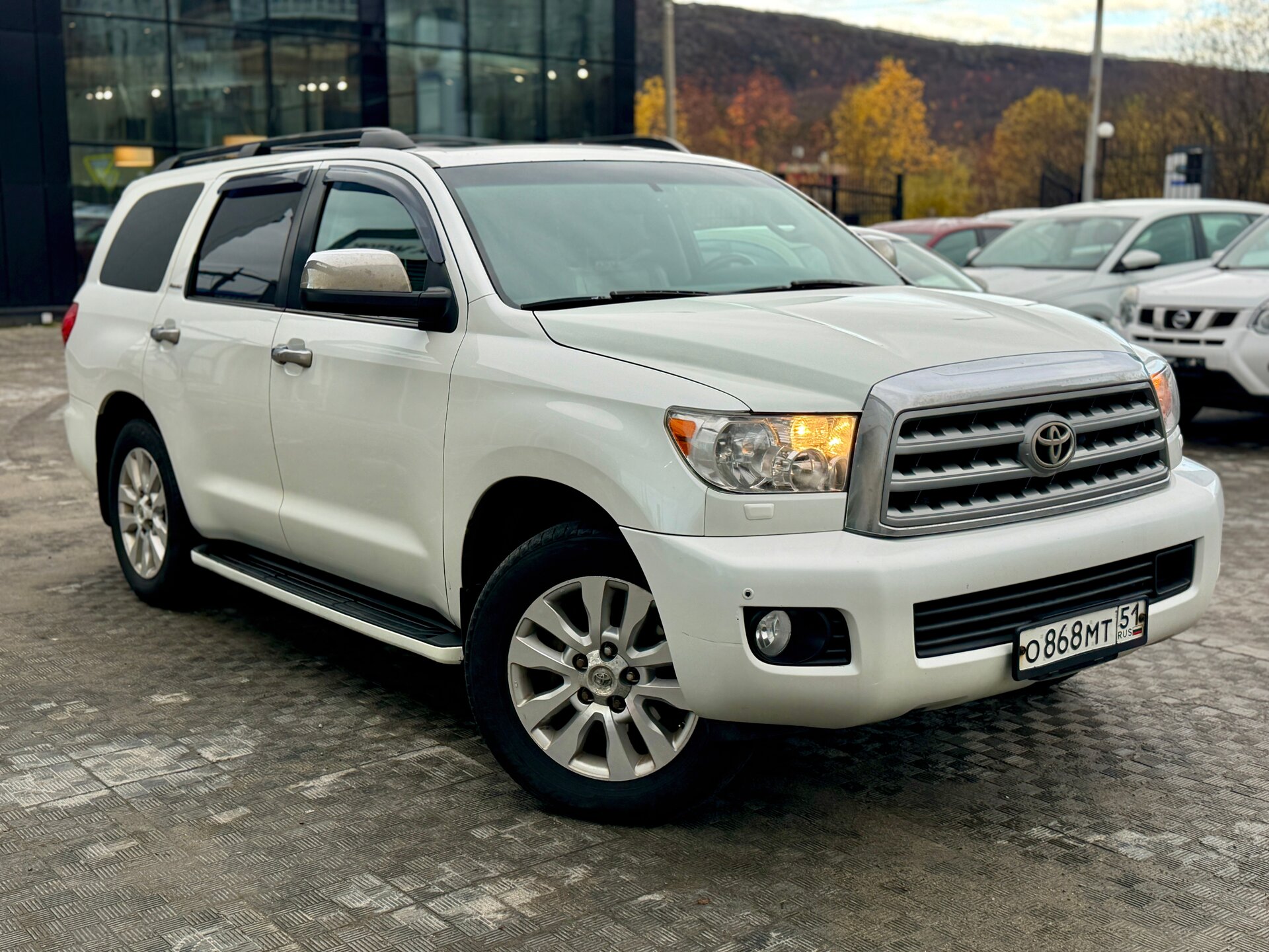 Toyota Sequoia 5.7 AT (381 л.с.) 4WD 2010