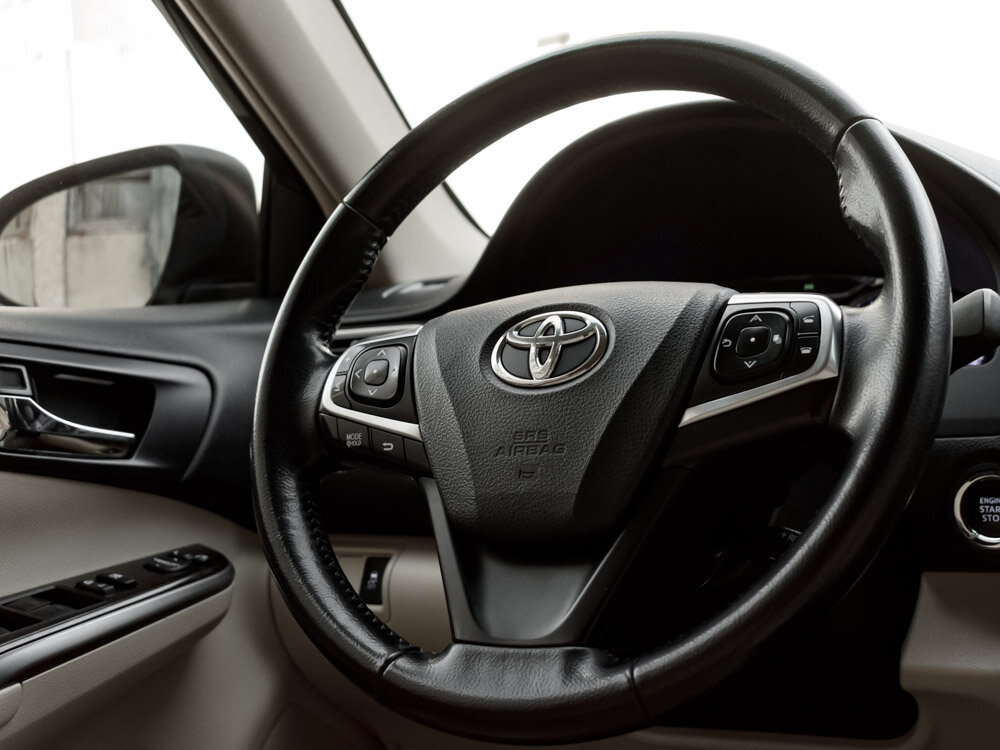 Купить Toyota Camry 2.5 AT (181 л.с.), 2015 в Екатеренбурге