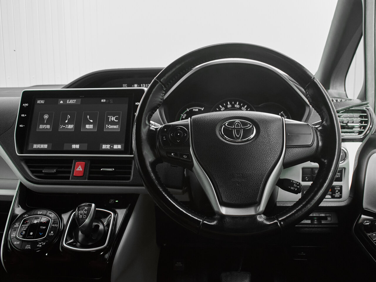 Купить Toyota Noah 1.8hyb CVT (99 л.с.), 2018 в Екатеренбурге