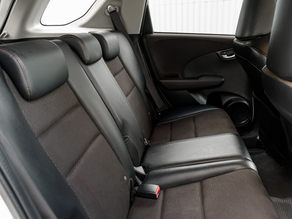 Купить Honda Fit Shuttle 1.3hyb CVT (88 л.с.), 2013 в Екатеренбурге
