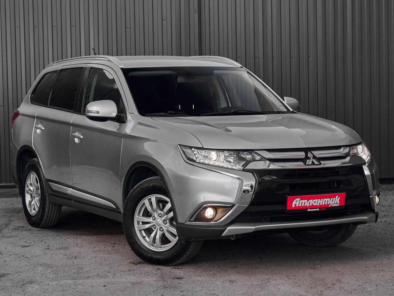 Купить Mitsubishi Outlander 2.0 CVT (146 л.с.) 4WD, 2016 в Екатеренбурге