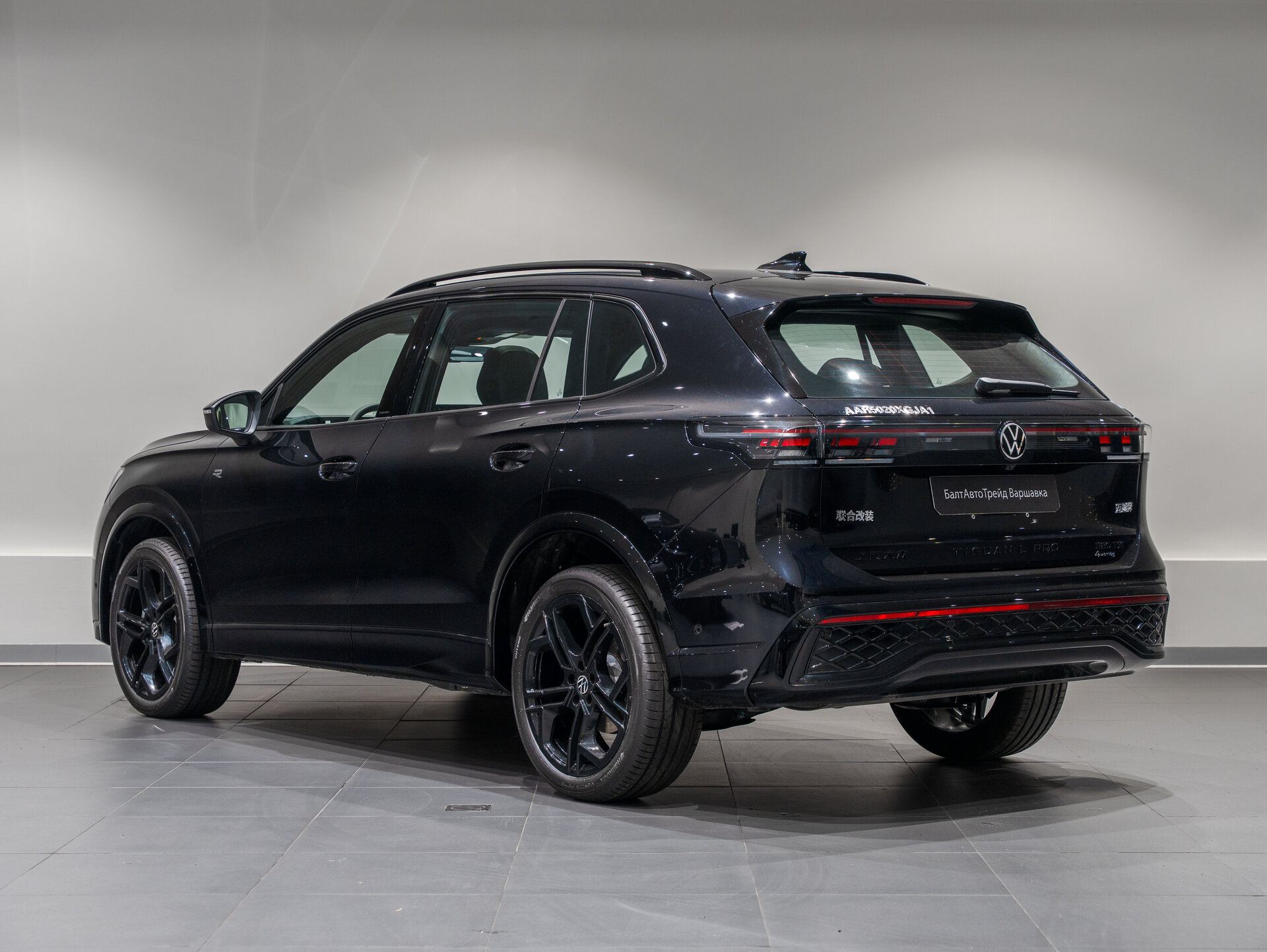 Автомобиль Volkswagen Tiguan L Pro 2.0 AMT (220 л.с.) 4WD - 7