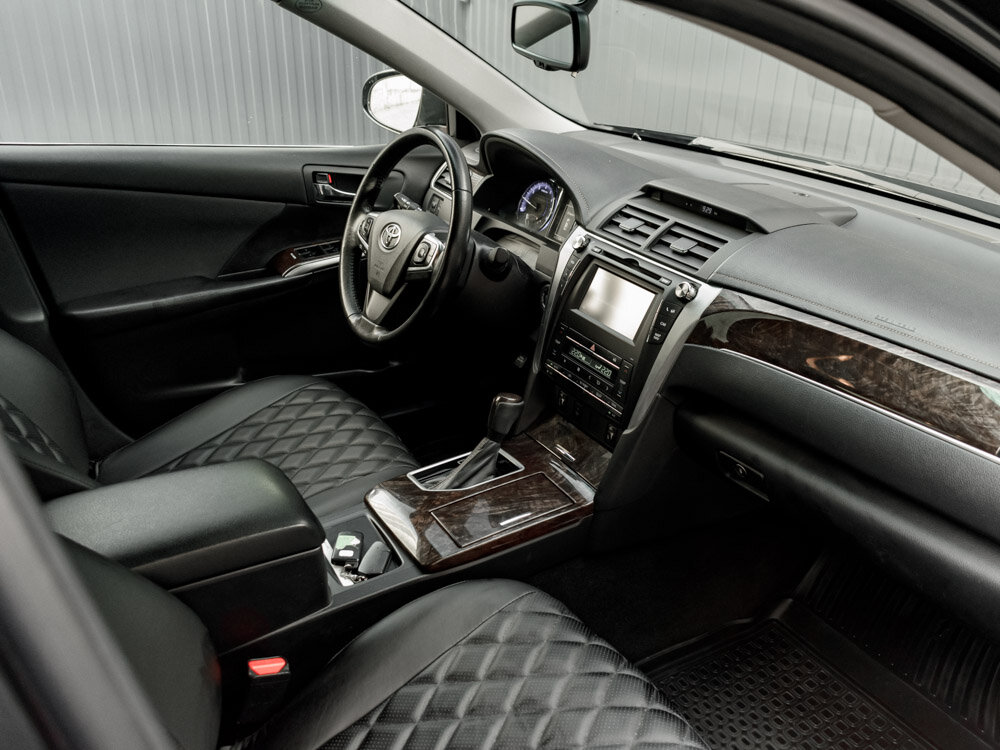 Купить Toyota Camry 2.5 AT (181 л.с.), 2017 в Екатеренбурге