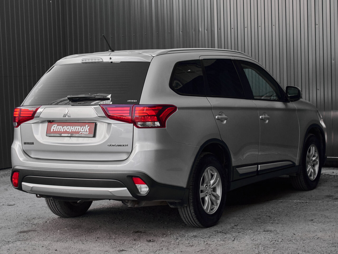 Купить Mitsubishi Outlander 2.0 CVT (146 л.с.) 4WD, 2016 в Екатеренбурге