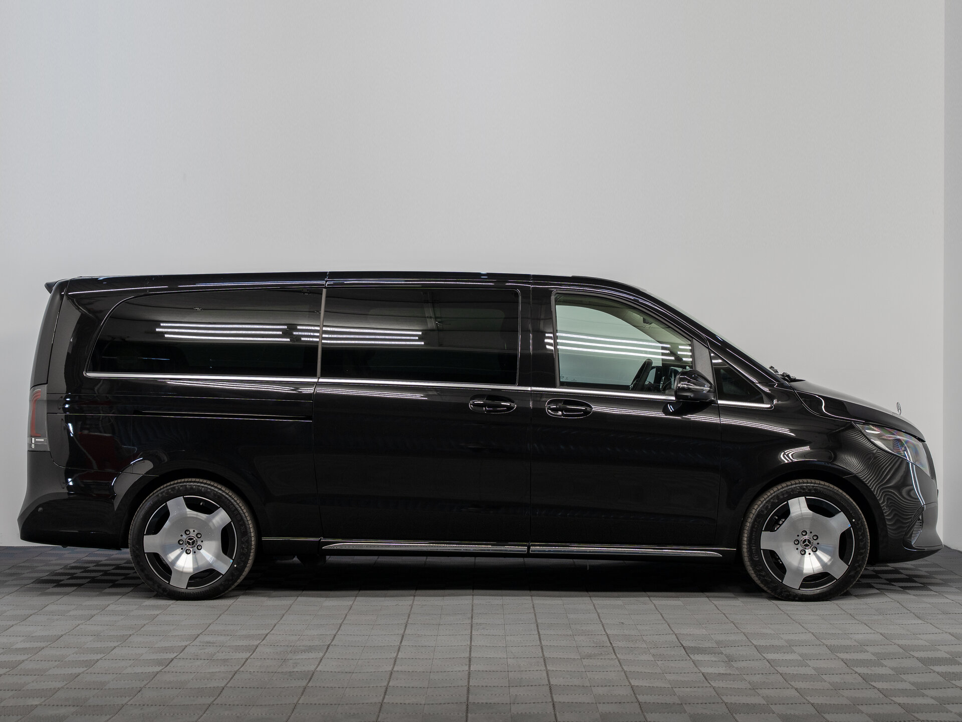 Автомобиль Mercedes-Benz V-Класс 300 d экстра длинный 2.0d AT (237 л.с.) 4WD - 8