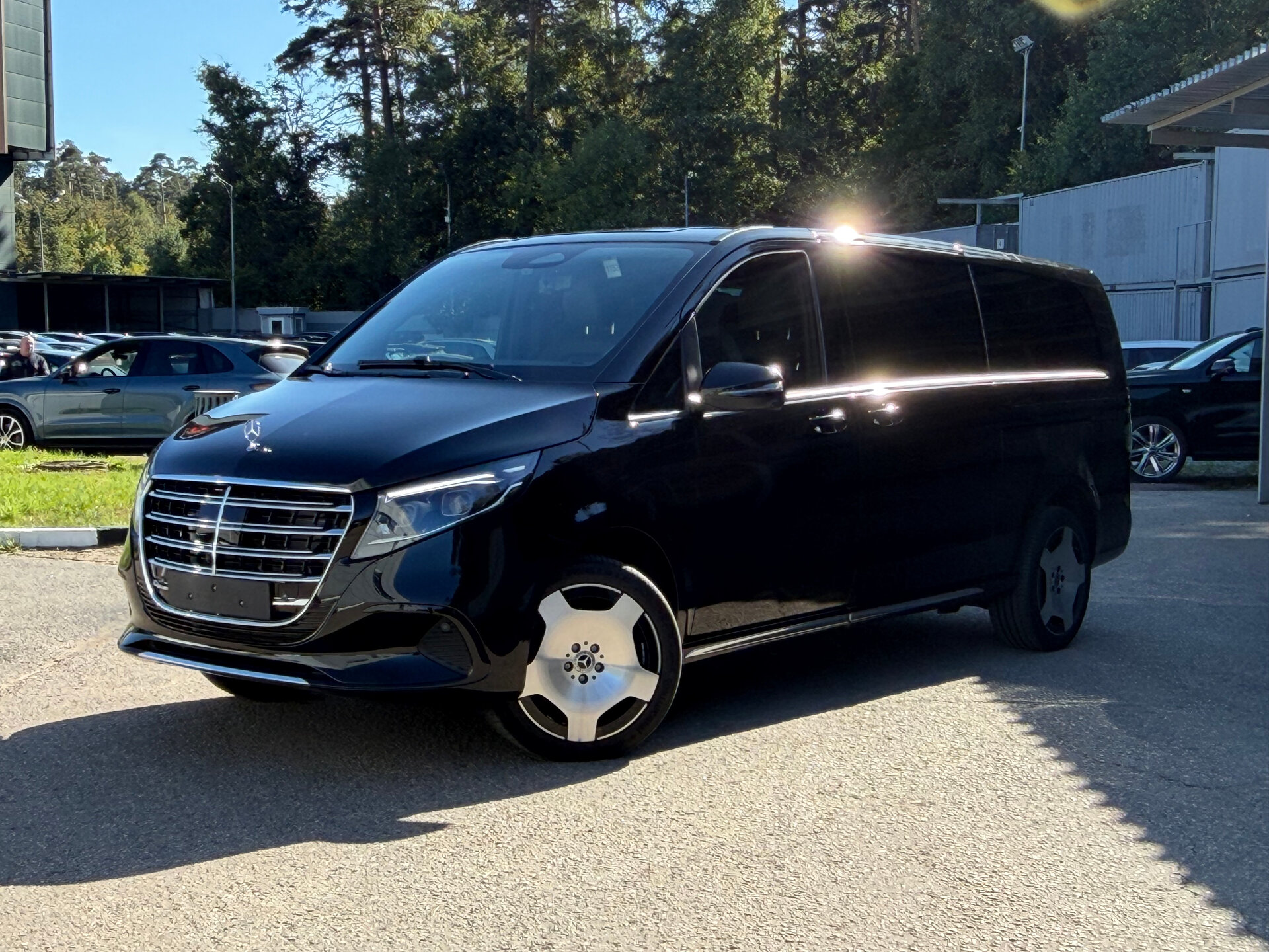 Автомобиль Mercedes-Benz V-Класс 300 d экстра длинный 2.0d AT (237 л.с.) 4WD - 1