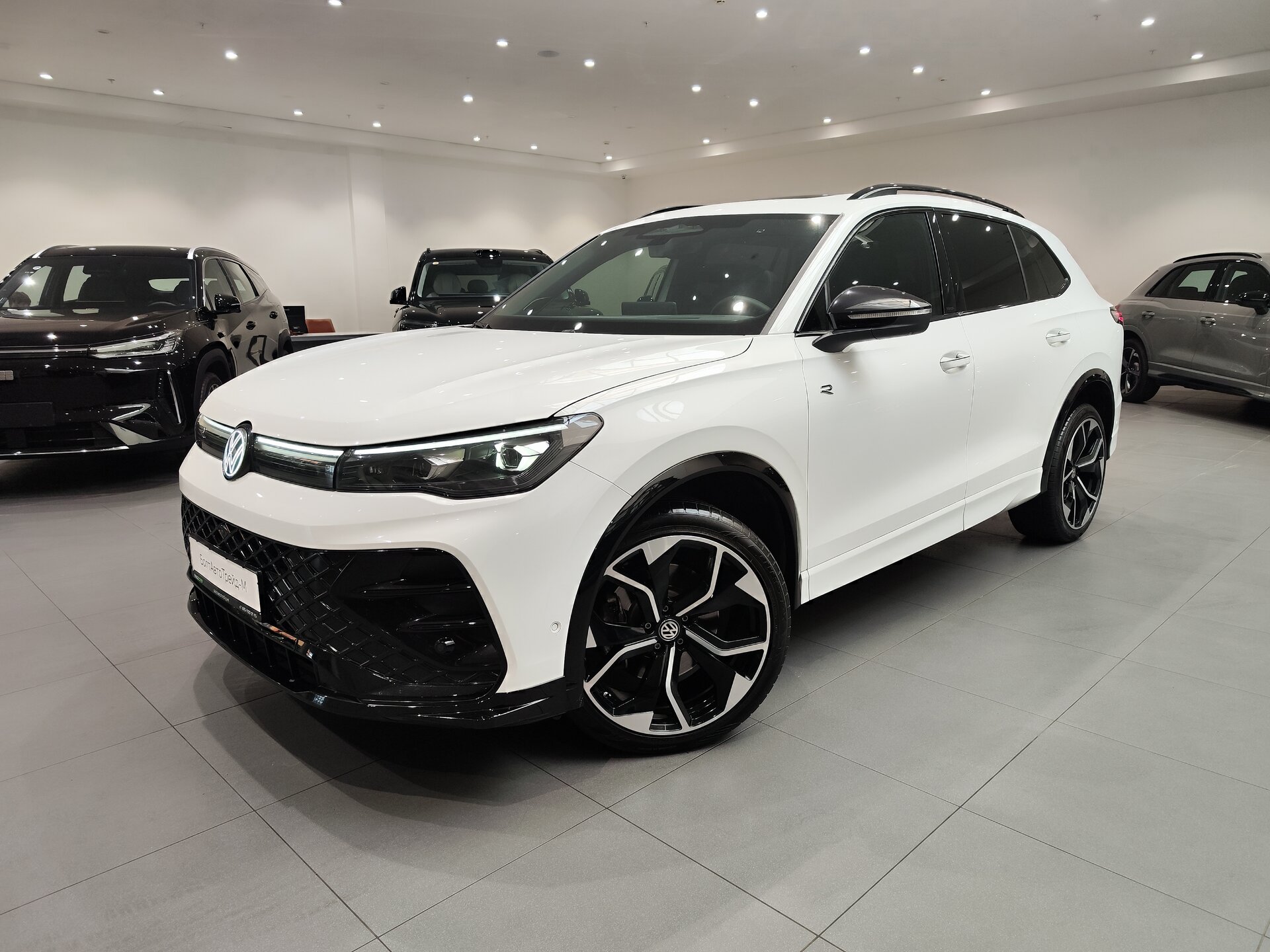 Автомобиль Volkswagen Tiguan L Pro 2.0 AMT (220 л.с.) 4WD - 1