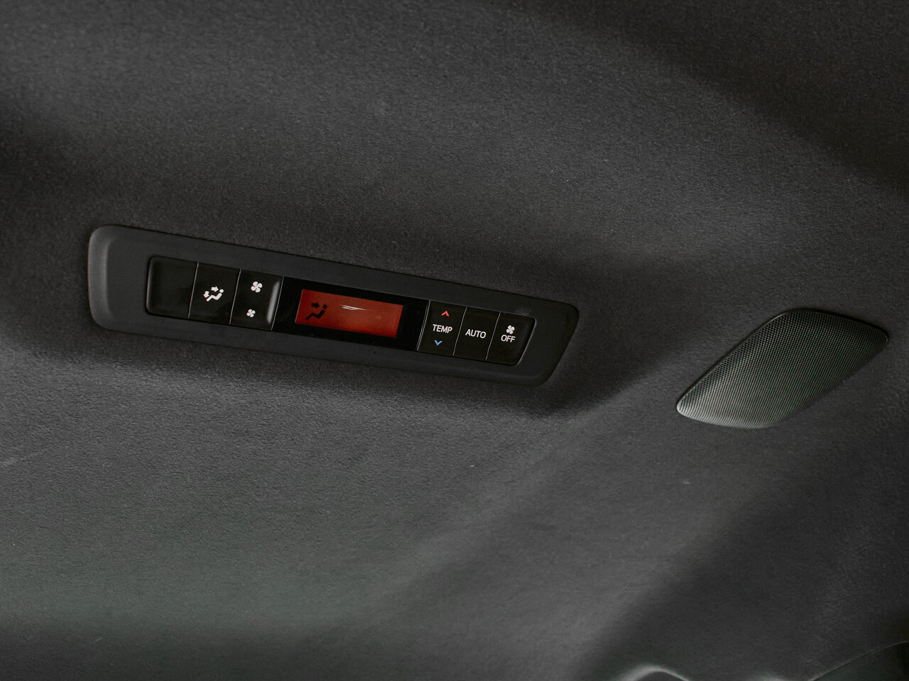 Купить Toyota Noah 1.8hyb CVT (99 л.с.), 2018 в Екатеренбурге