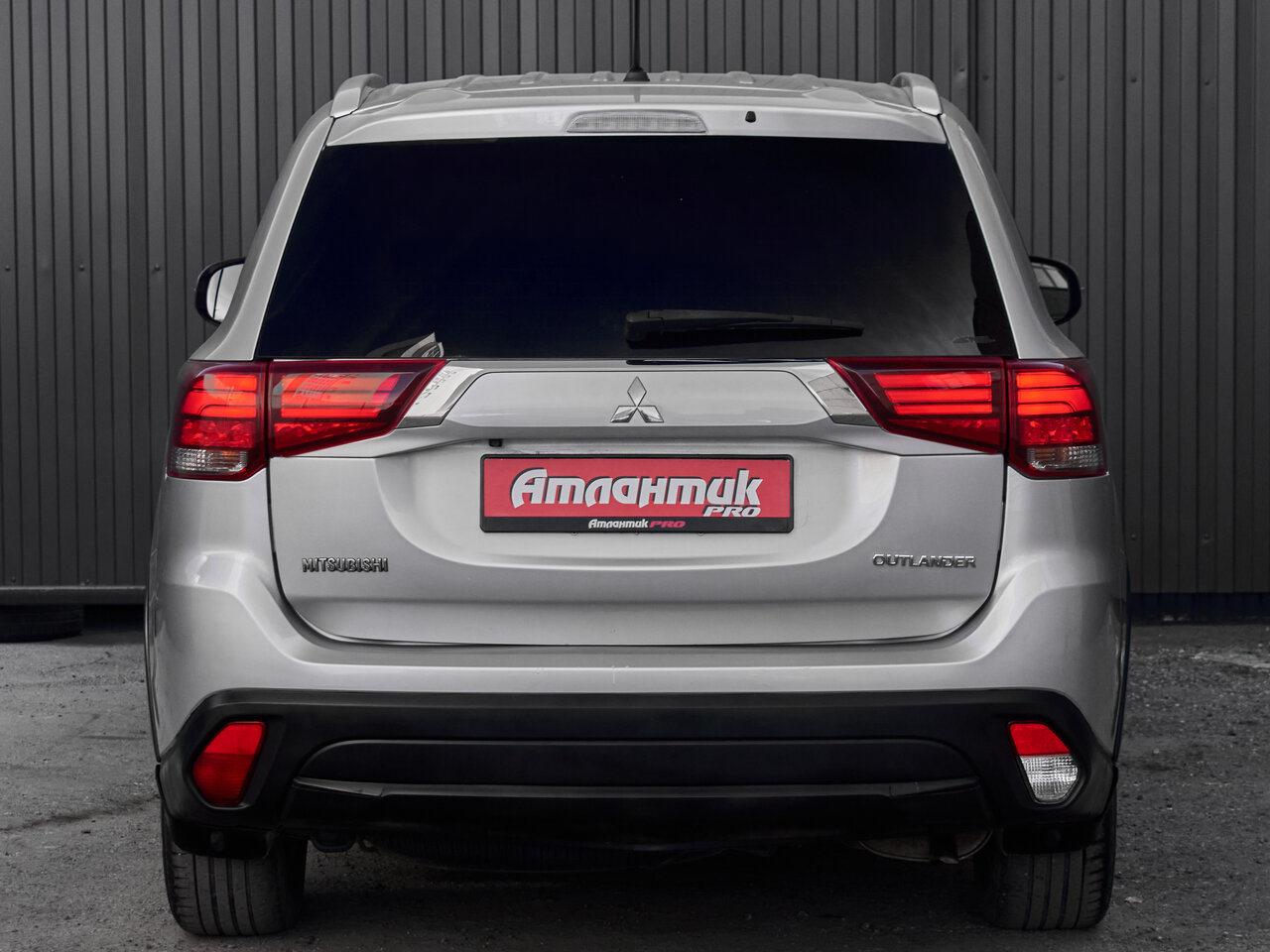 Купить Mitsubishi Outlander 2.4 CVT (167 л.с.) 4WD, 2016 в Екатеренбурге