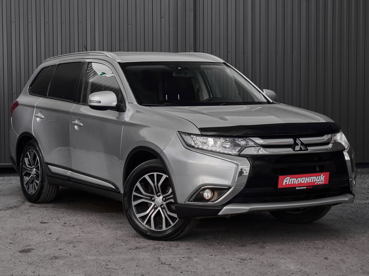 Купить Mitsubishi Outlander 2.4 CVT (167 л.с.) 4WD, 2016 в Екатеренбурге