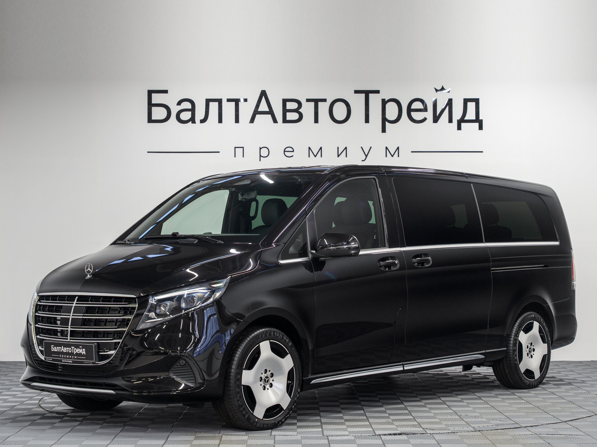 Автомобиль Mercedes-Benz V-Класс 300 d экстра длинный 2.0d AT (237 л.с.) 4WD - 1