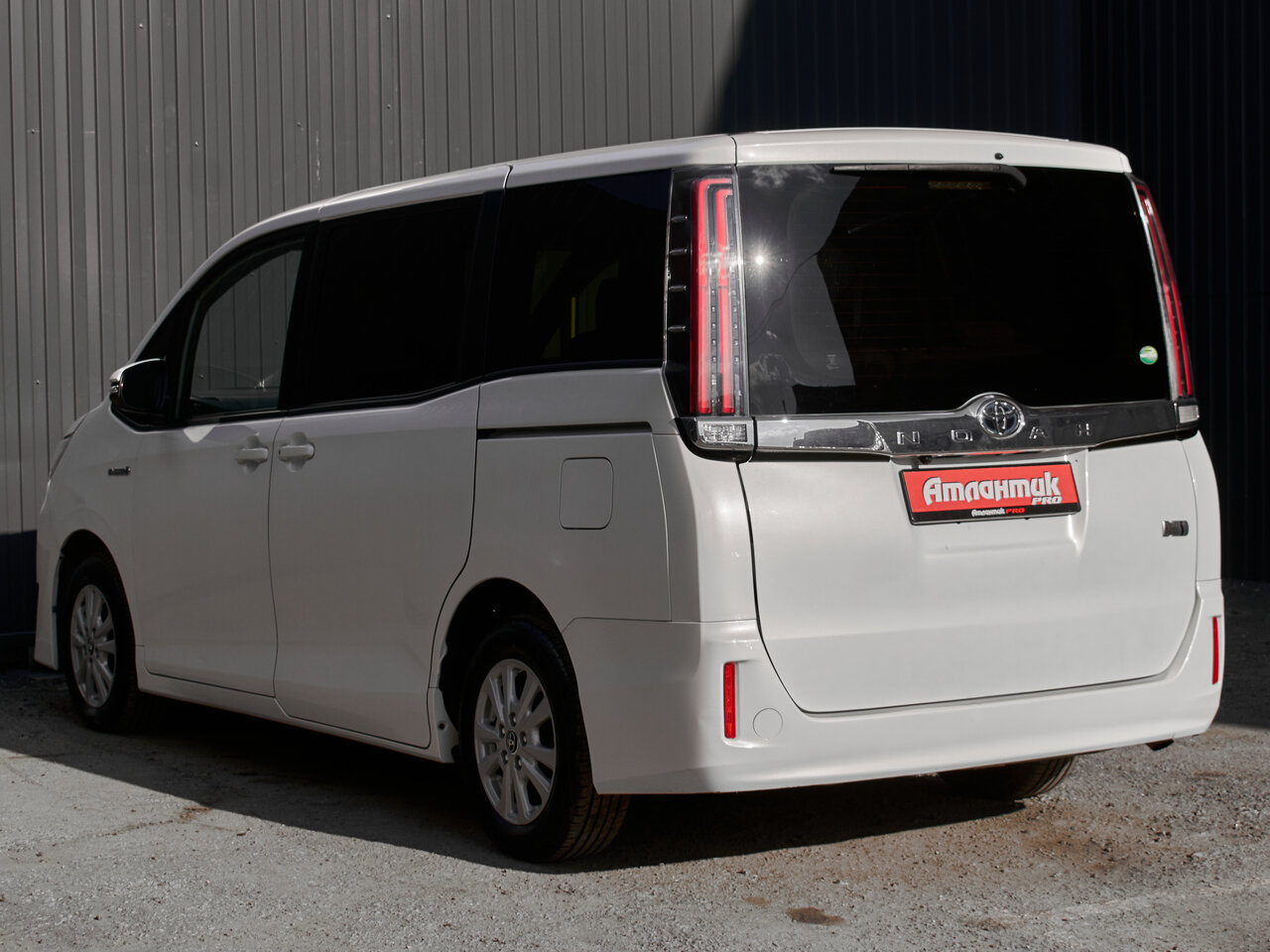 Купить Toyota Noah 1.8hyb CVT (99 л.с.), 2018 в Екатеренбурге