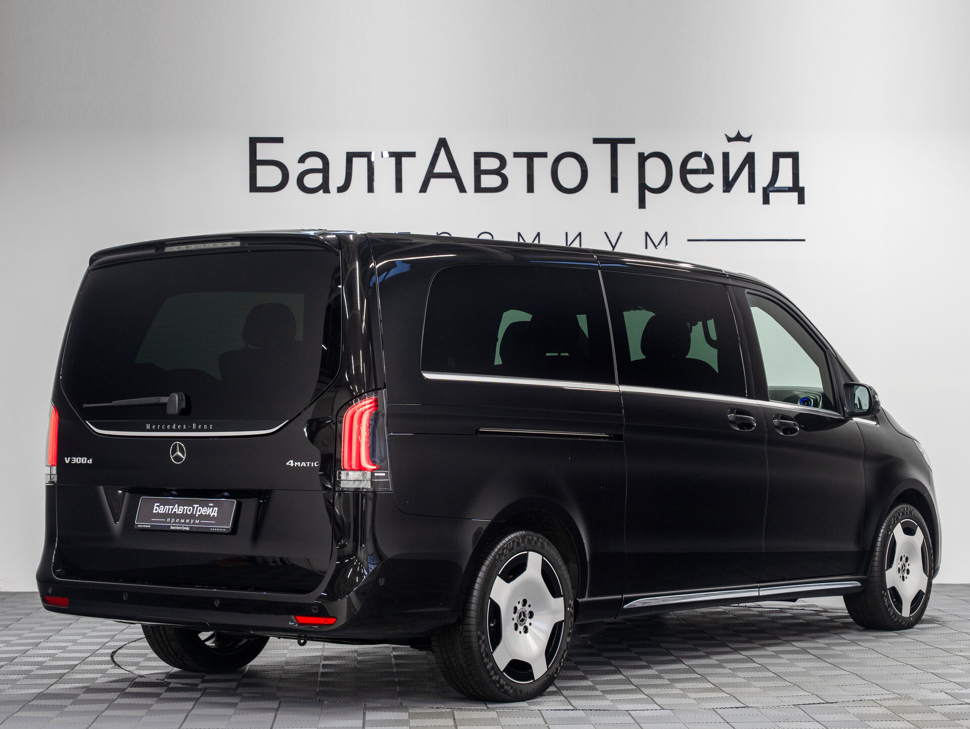 Автомобиль Mercedes-Benz V-Класс 300 d экстра длинный 2.0d AT (237 л.с.) 4WD - 7