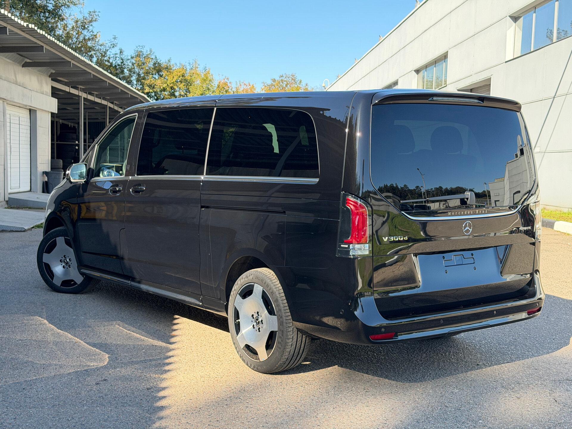 Автомобиль Mercedes-Benz V-Класс 300 d экстра длинный 2.0d AT (237 л.с.) 4WD - 4