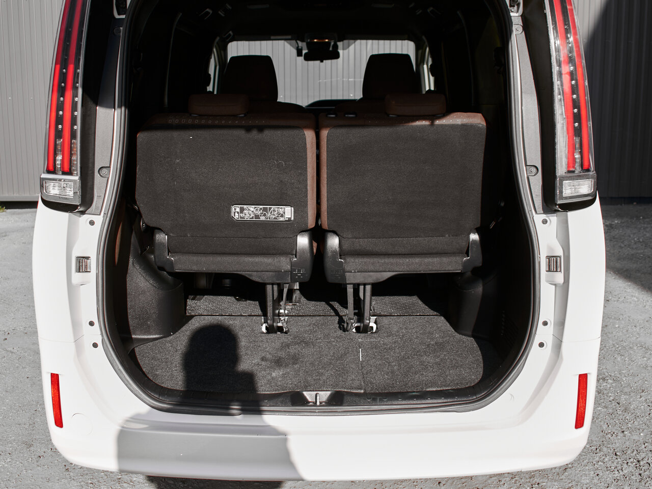 Купить Toyota Noah 1.8hyb CVT (99 л.с.), 2018 в Екатеренбурге